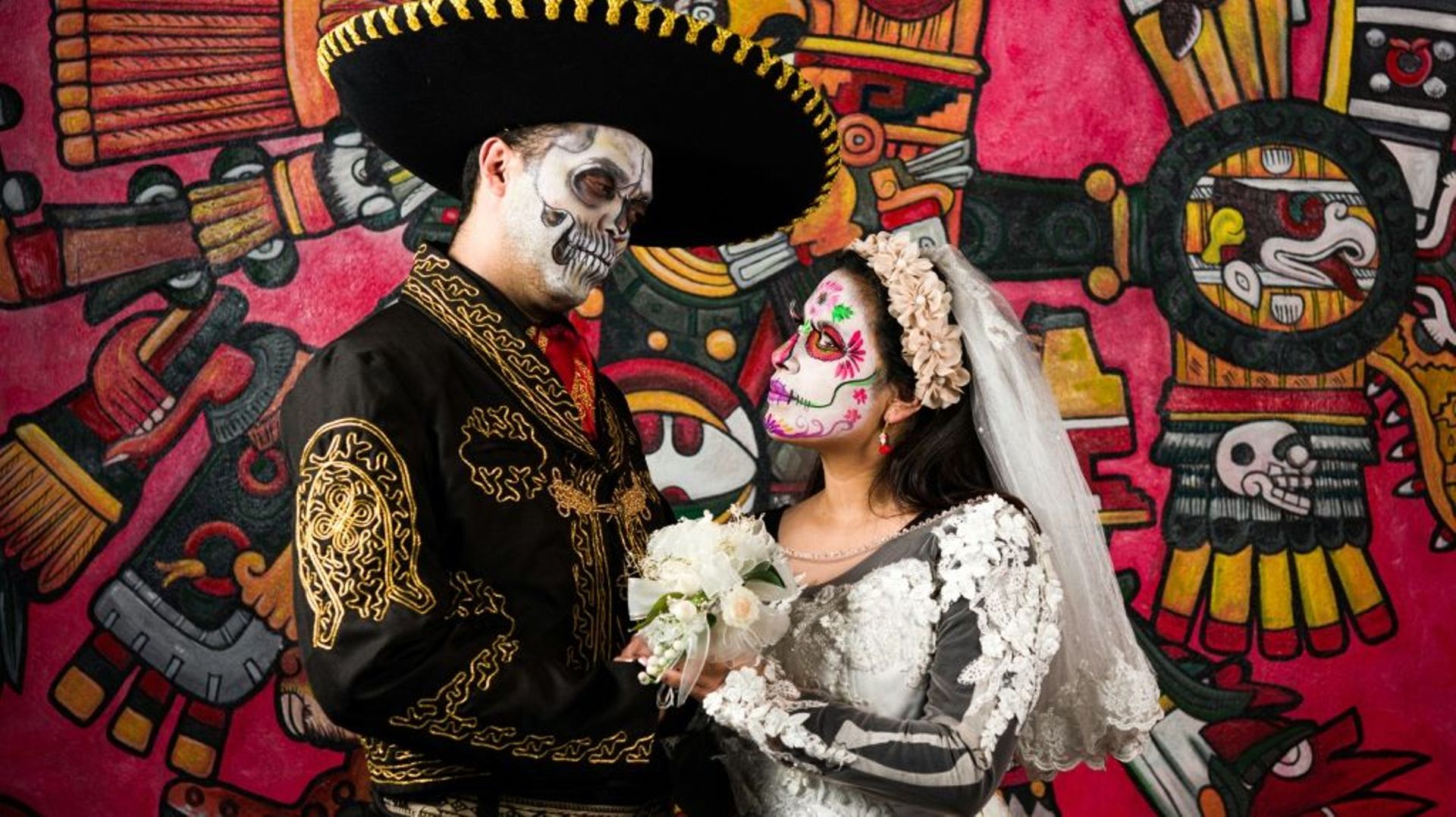 Des acteurs posent en amont des célébrations de la Fête des morts, au Mexique, le 29 octobre 2021