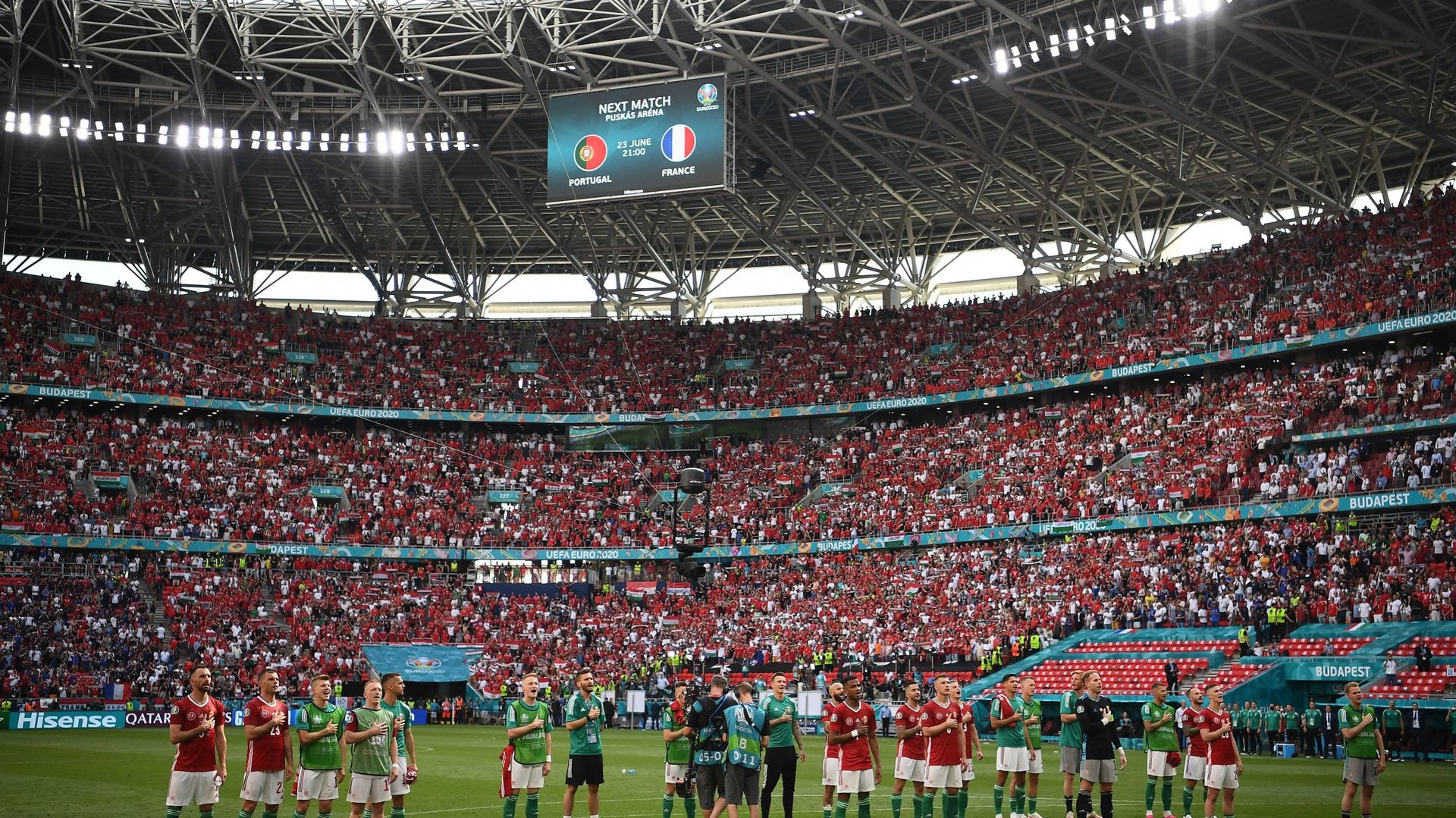L’UEFA a annoncé dimanche l’ouverture d’une enquête disciplinaire sur une banderole homophobe déployée à Budapest pendant Hongrie-Portugal (0-3) mardi, puis des cris de singe entendus samedi dans la tribune des ultras hongrois lors du match Hongrie-France