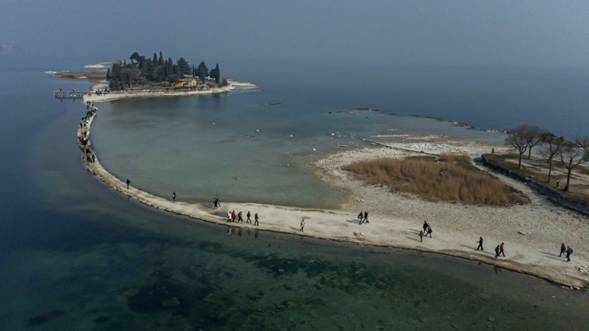 Un îlot du lac de Garde, symbole de la sécheresse frappant l'Italie.