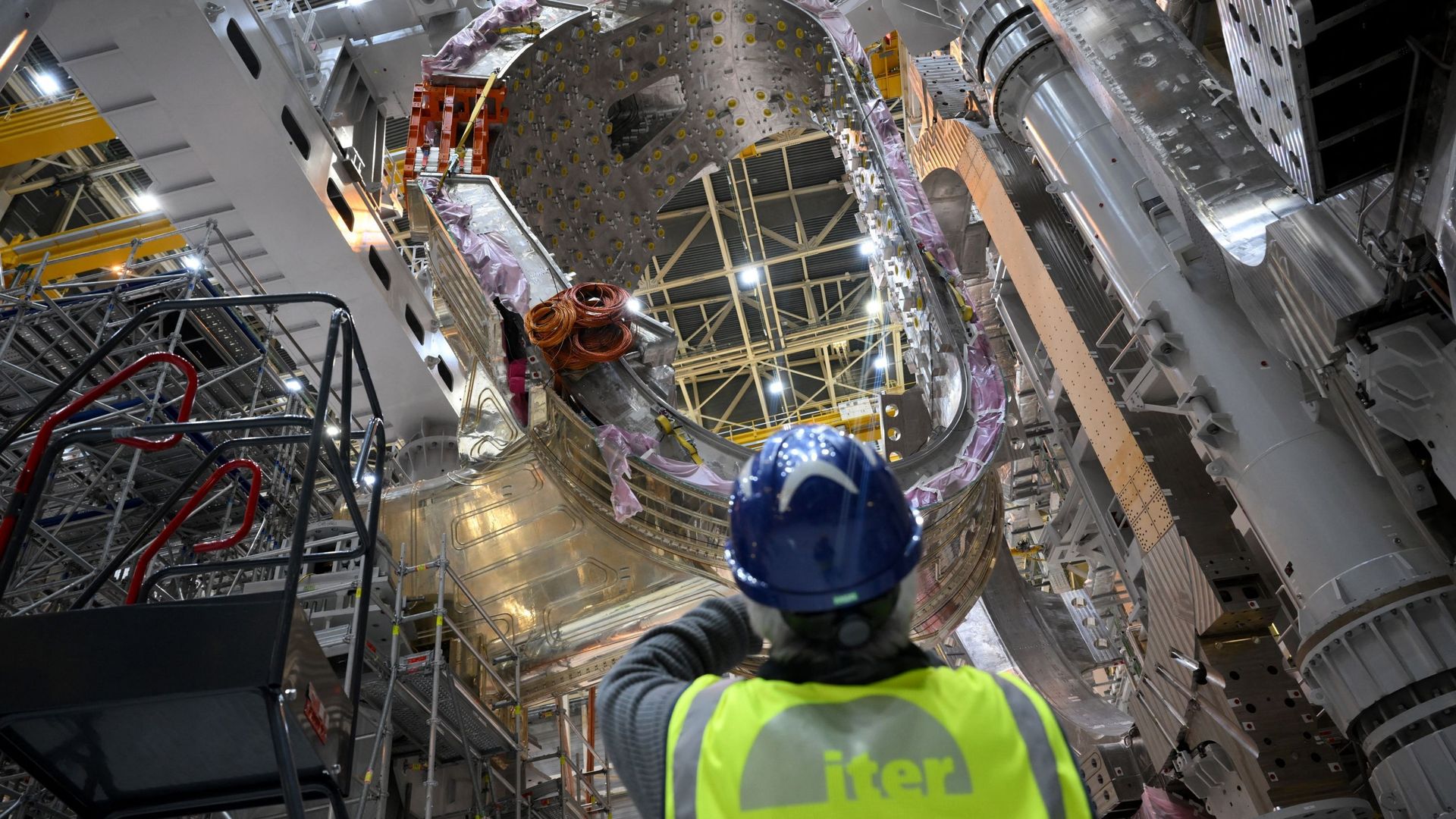 Un homme prend une photo d'un module en cours d'assemblage au projet international de fusion nucléaire Iter à Saint-Paul-les-Durance, dans le sud de la France, le 5 janvier 2022.