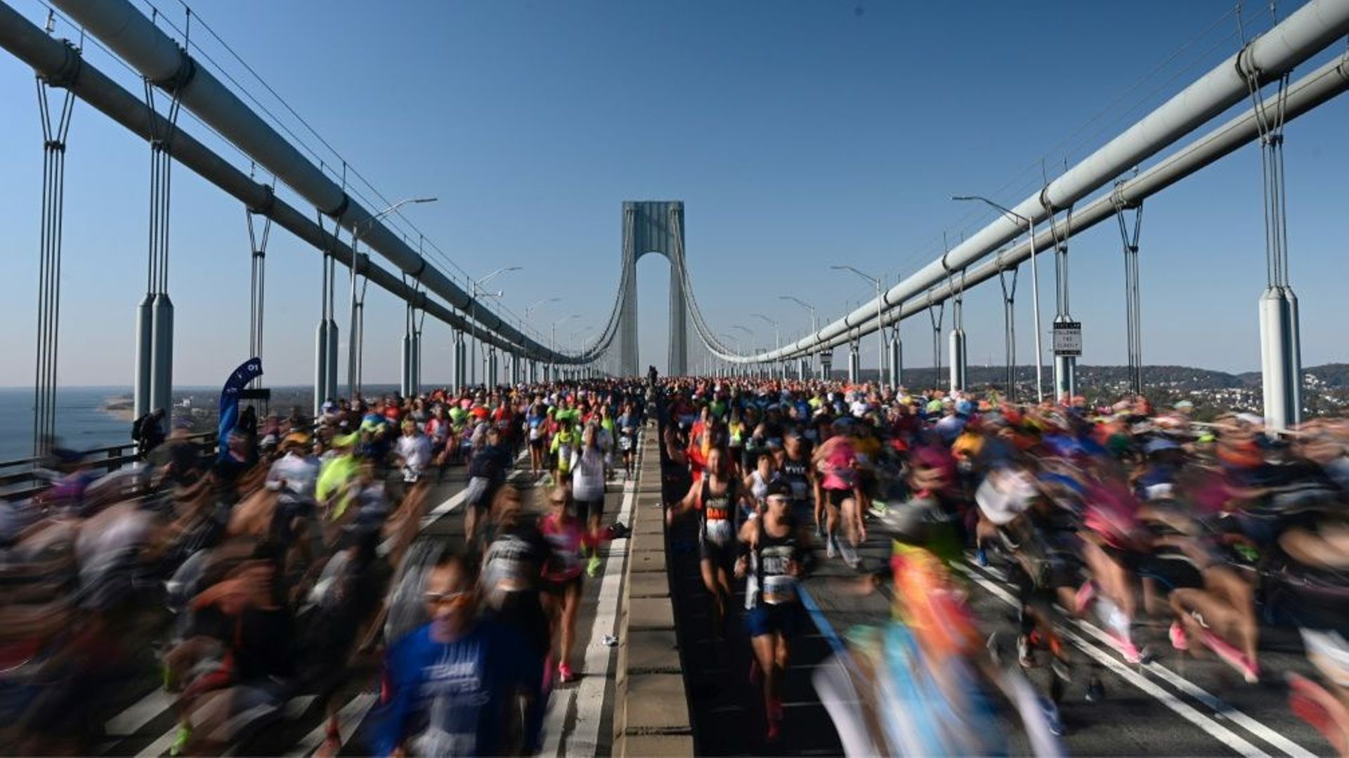 Des coureurs traversent le pont suspendu de Verrazzano-Narrows lors du marathon de New York, le 3 novembre 2019