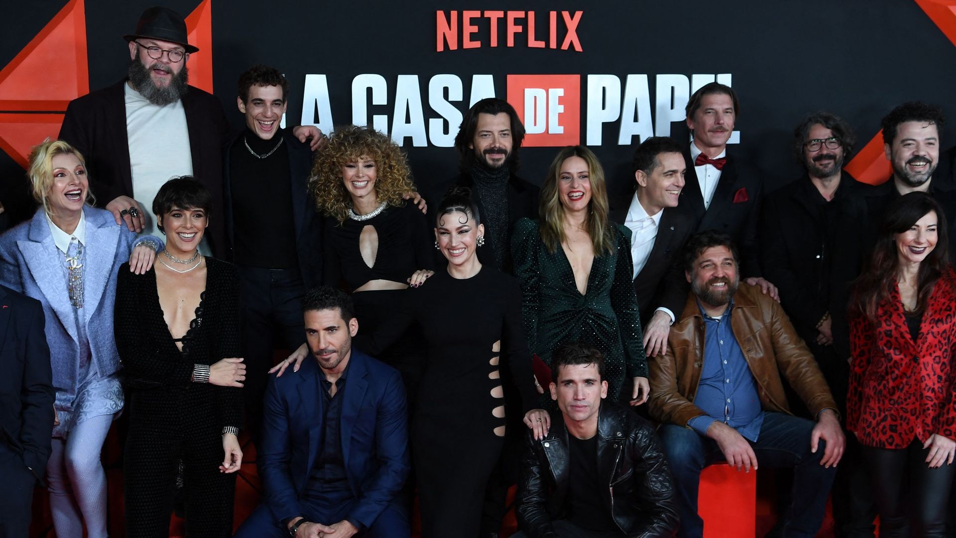 Les membres du casting de "Casa de Papel" posent pour une photo de famille lors de la présentation de la dernière partie de la cinquième saison de l'émission télévisée espagnole "Money Heist" (La Casa de Papel) à l'arène du Palacio Vistalegre à Madrid, le