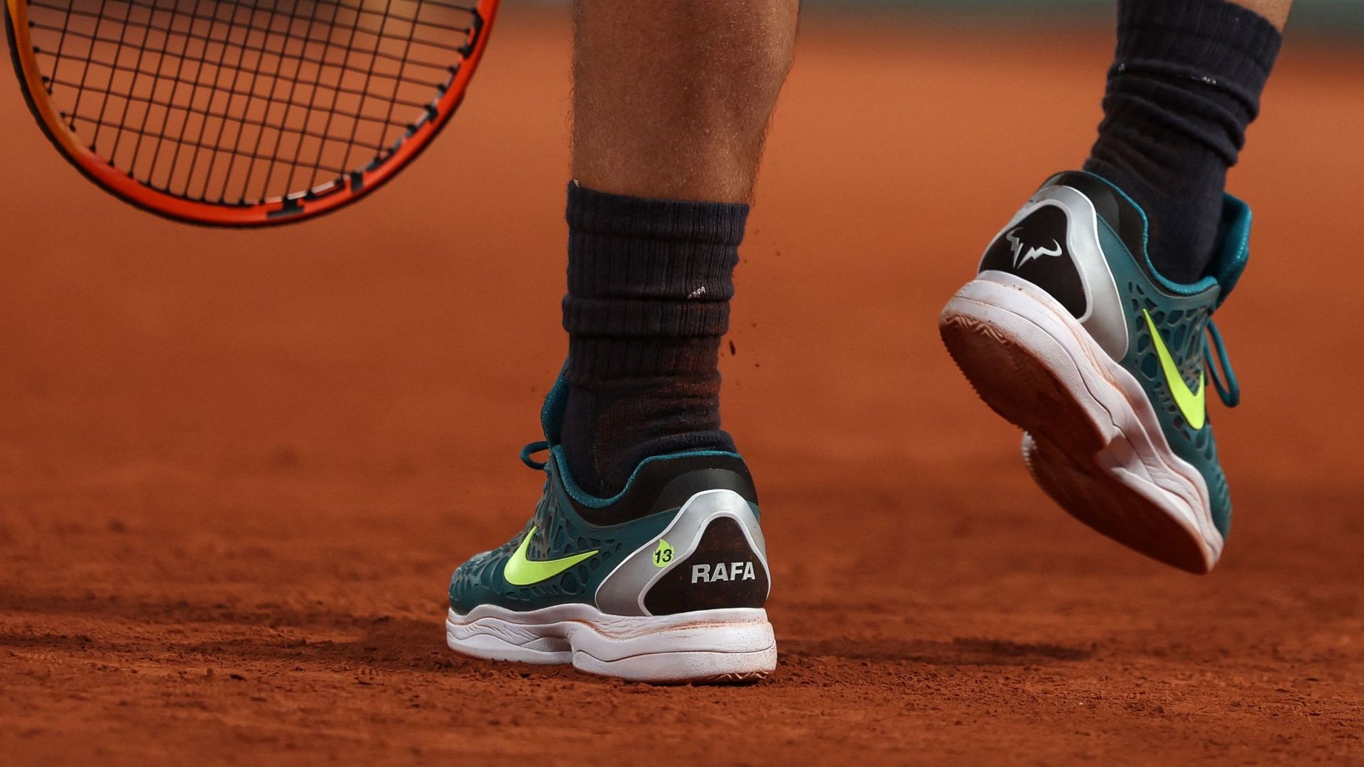 Tennis : Image des pieds de Rafael Nadal sur la terre battue de Roland Garros. Dans la foulée du tournoi parisien, le joueur espagnol a débuté un nouveau traitement pour minimiser ses douleurs au pied gauche.