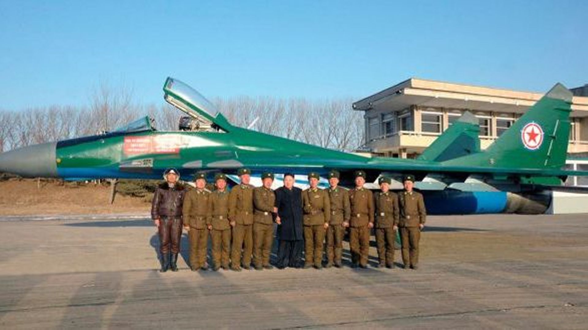 Le dirigeant nord-coréen et chef suprême de l'armée, Kim Jong-Un, rend visite à des militaires de la force aérienne