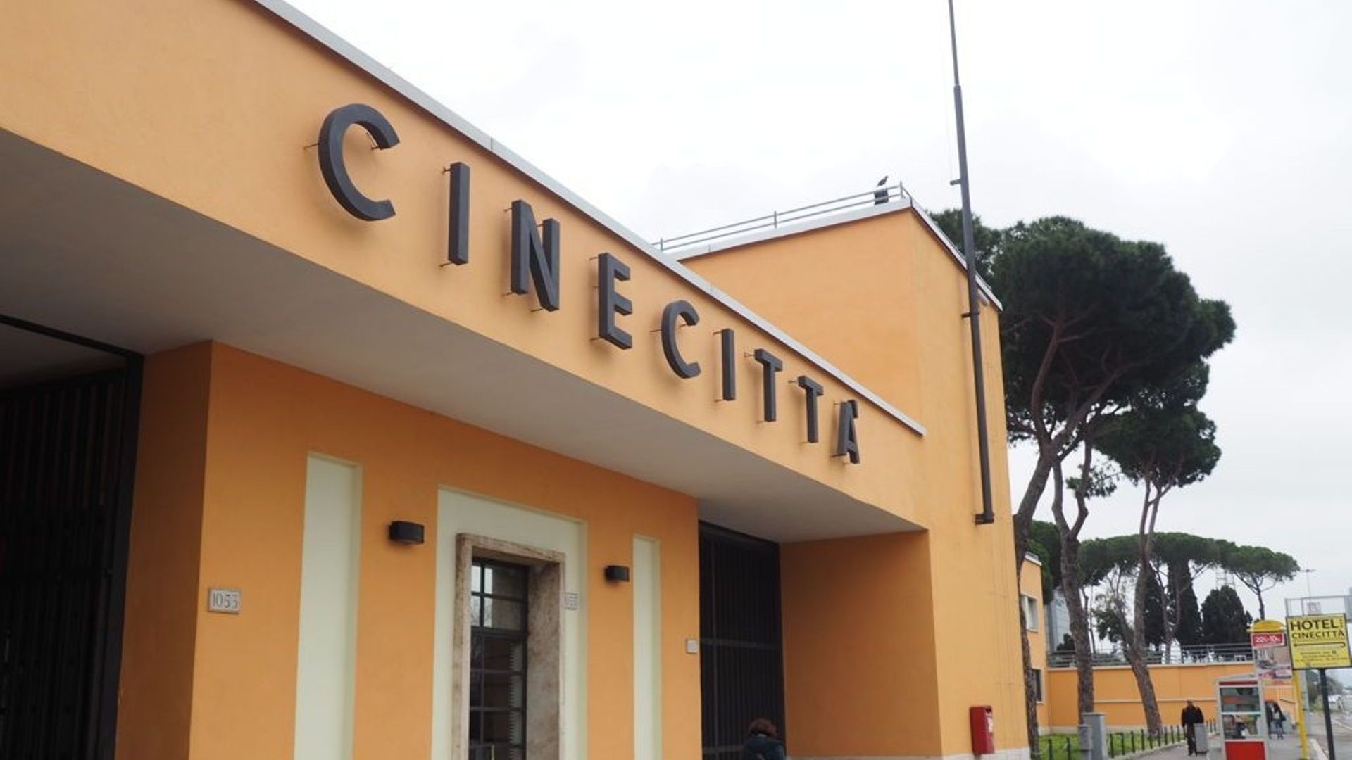 Au bout de la via Tuscolana, dans le quartier de Don Bosco, au sud-est de Rome, se situent les studios de Cinecittà