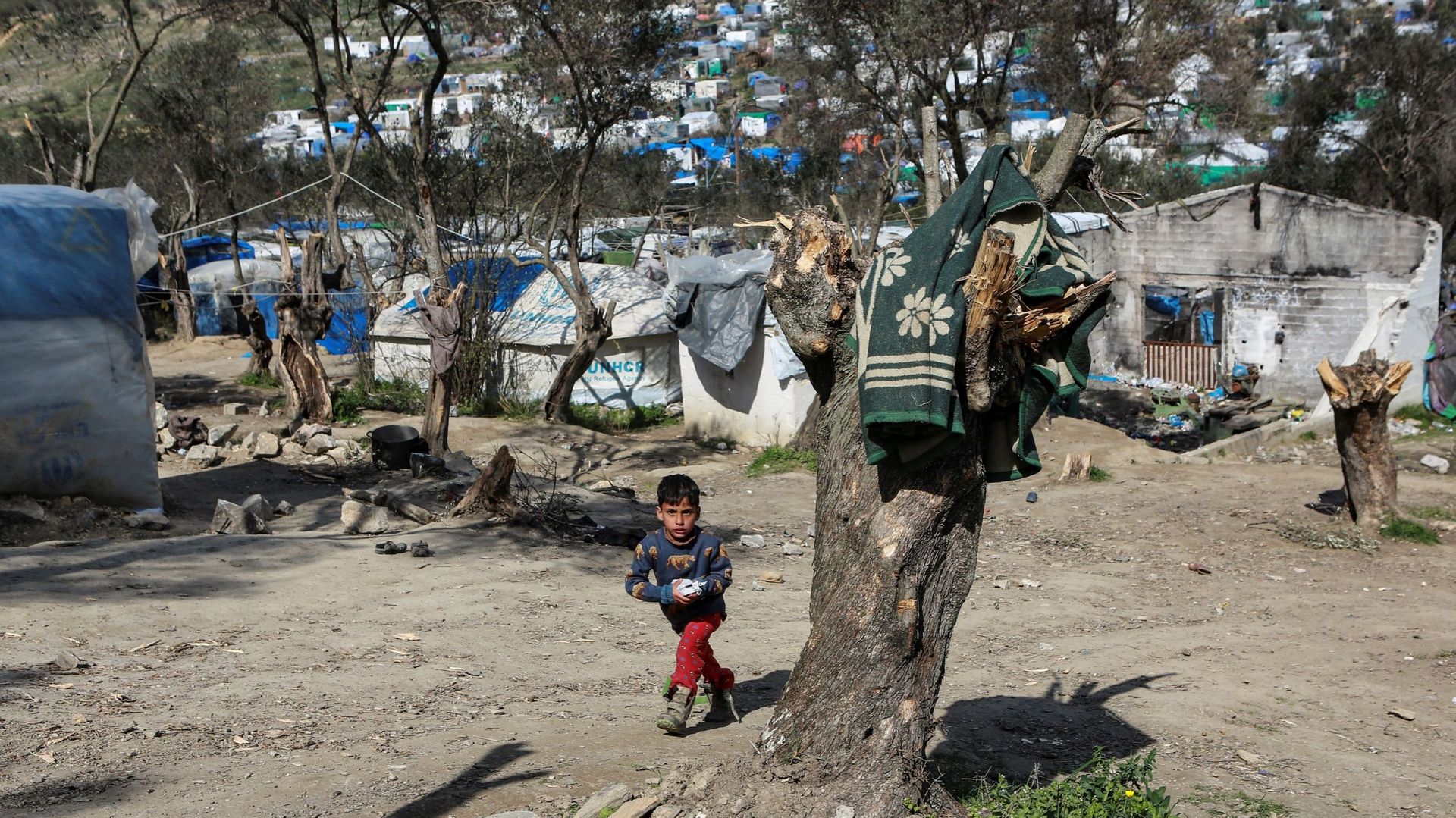 Grèce : un millier de migrants transférés de camps vers des hôtels ...