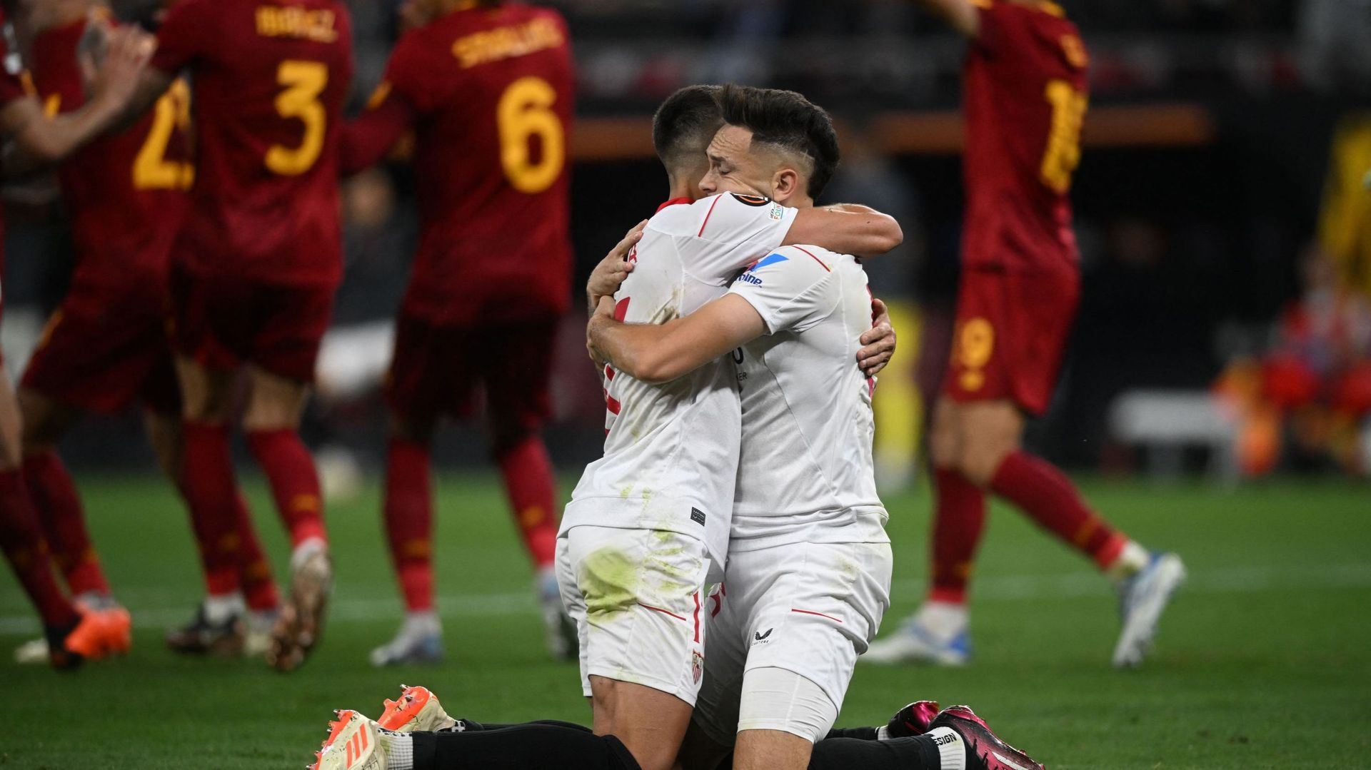 Un sacre au bout de la nuit… et du suspense : Séville éteint l’AS Rome de José Mourinho et s’offre sa 7e Europa League
