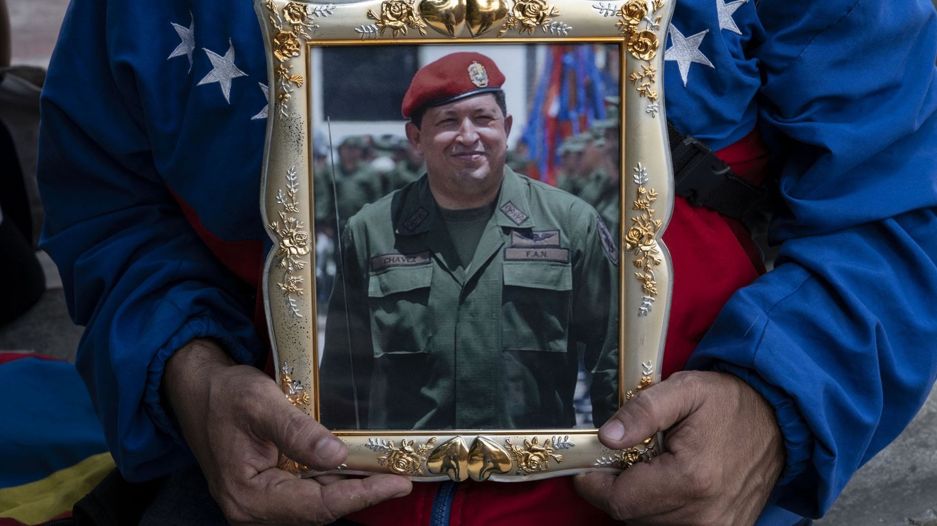 POrtrait d'Hugo Chavez tenu par un supporter vénézuélien, à Caracas, ce 5 mars