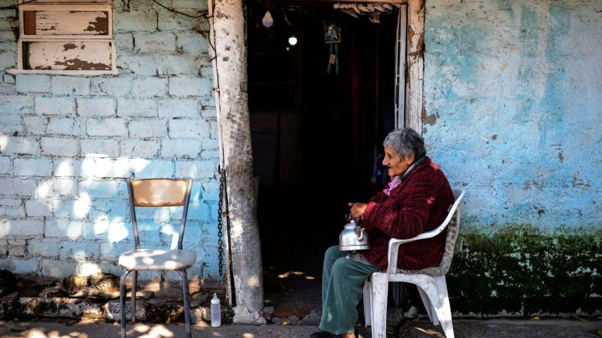 Une femme âgée devant sa maison du quartier de Puerta de Hierro, à La Matanza, banlieue pauvre de Buenos Aires le 12 avril 2021