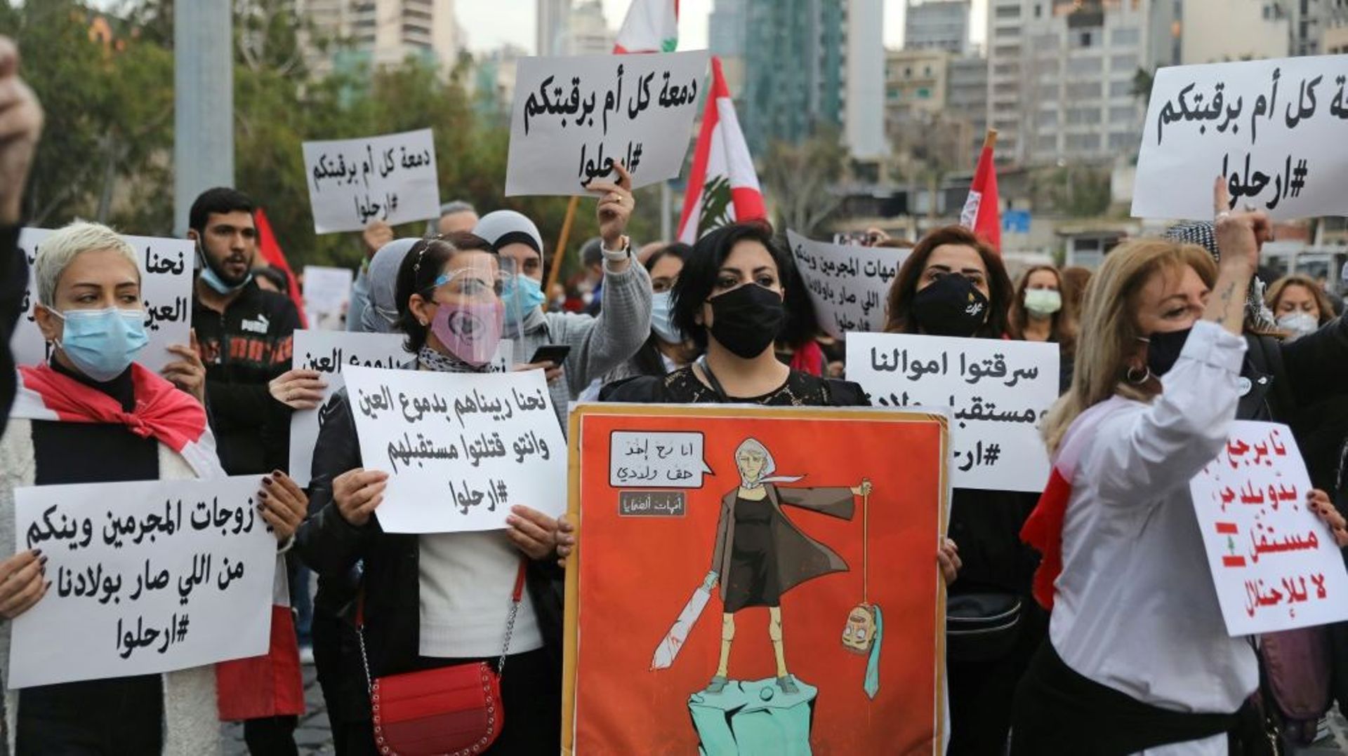 Des Libanaises manifestent à Beyrouth contre la classe dirigeante, au Liban englué dans une crise économique et politique, le 20 mars 2020