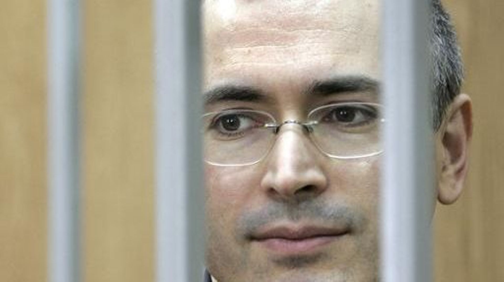 Photo prise le 30 mai 2005 montrant Mikhaïl Khodorkovski dans le box des accusés à Moscou
