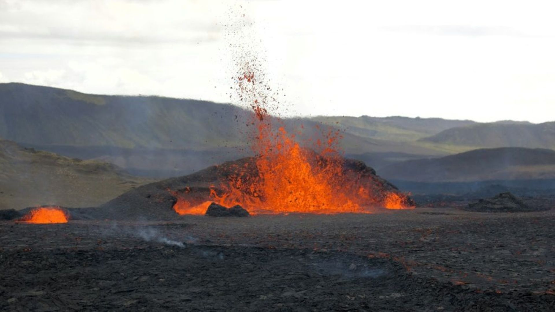Eruption volcanique sur le site du mont  Fagradalsfjall, en Islande, le 10 août 2022
