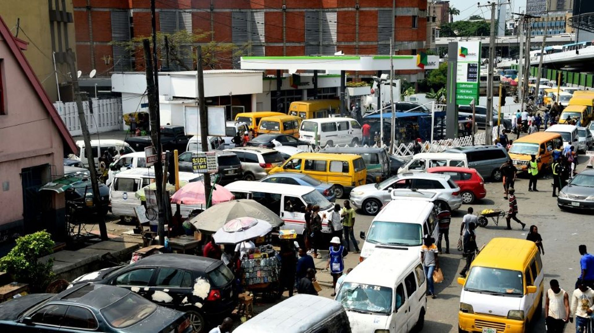 Des automobilistes attendent devant une station d’essence pendant une pénurie de carburant dans le quartier populaire d’Obalende, le 30 janvier 2023 à Lagos, au Nigeria