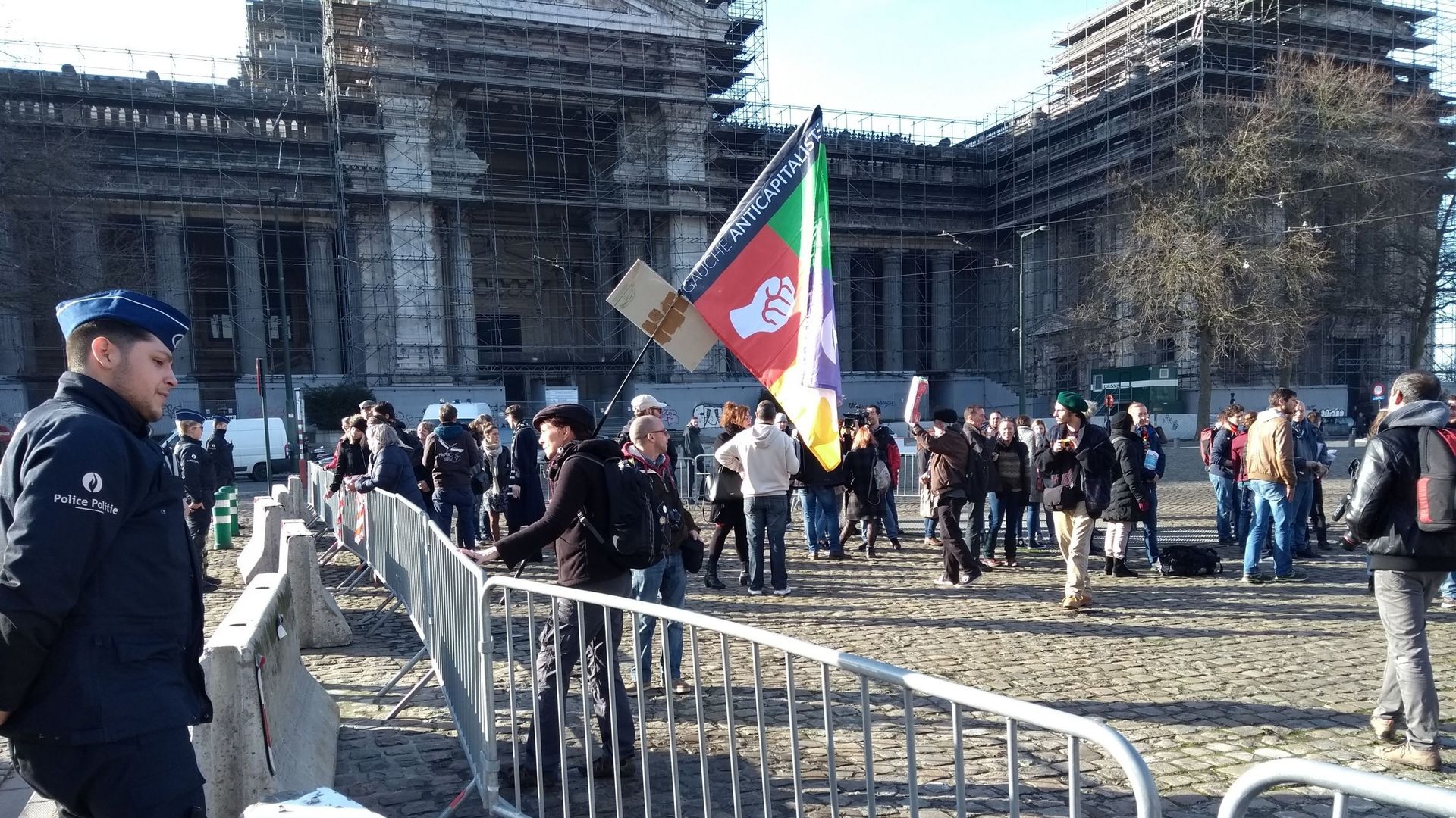 Visites domiciliaires: plusieurs manifestants devant le palais de Justice de Bruxelles 