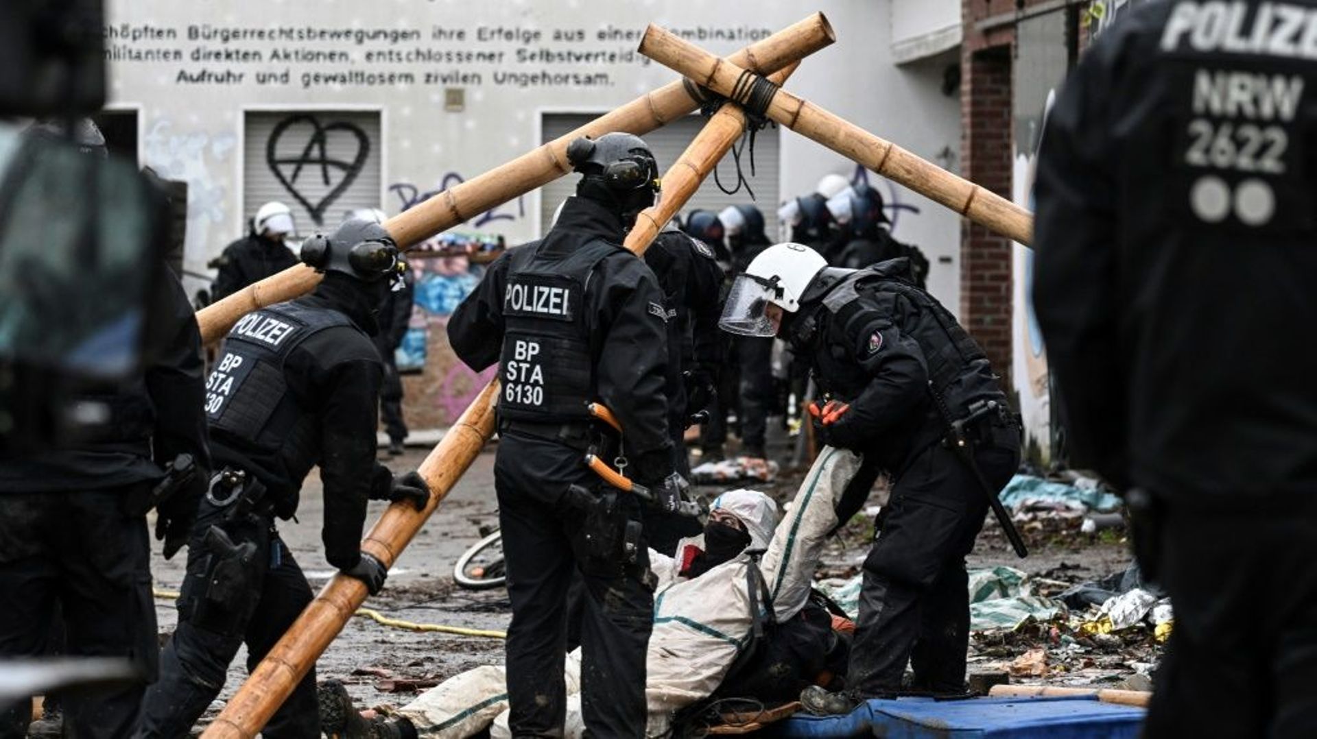 La police tente d'évacuer un manifestant dans le camp anti-mine de charbon à Lützerath, en Allemagne, le 12 janvier 2023