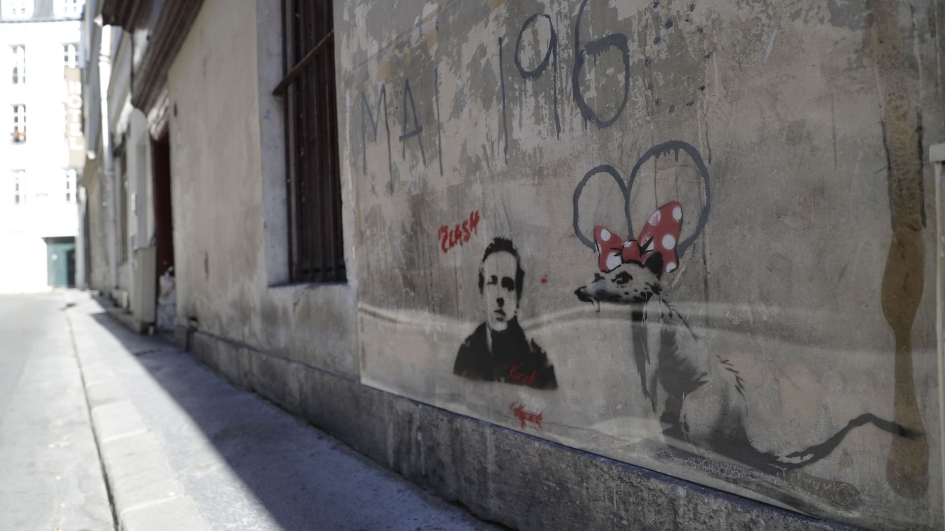 Une toile de Banksy s'autodétruit : cinq questions sur un coup de