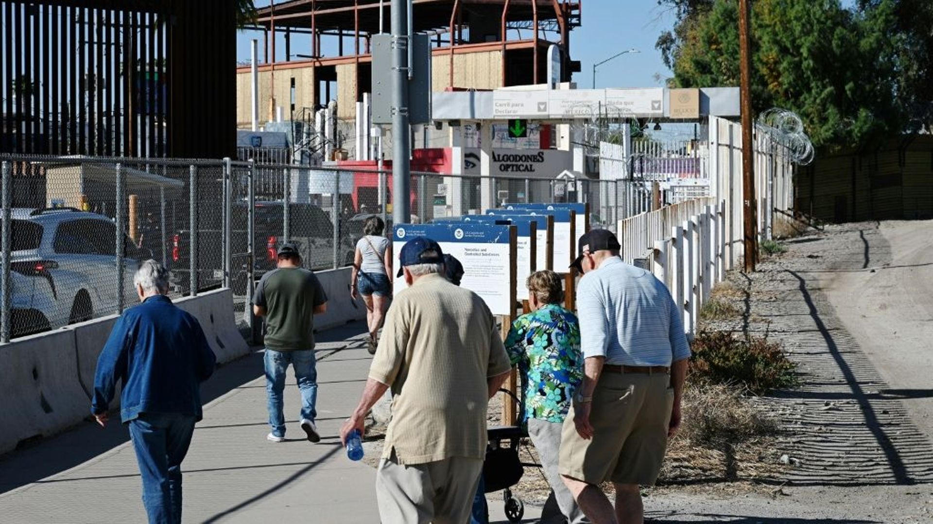 Des personnes âgées traversent le poste-frontière entre la Californie et le Mexique, pour se rendre à Los Algodones.