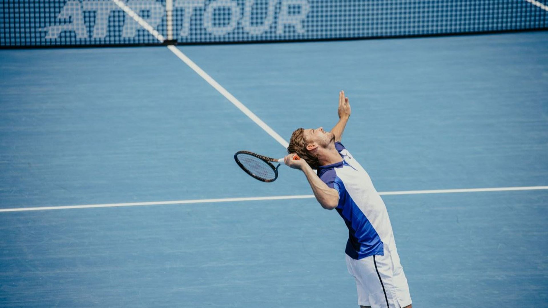 Tennis : David Goffin au service sur le terrain du tournoi d’Auckland. Le Belge a battu Alexander Bublik au 1er tour.