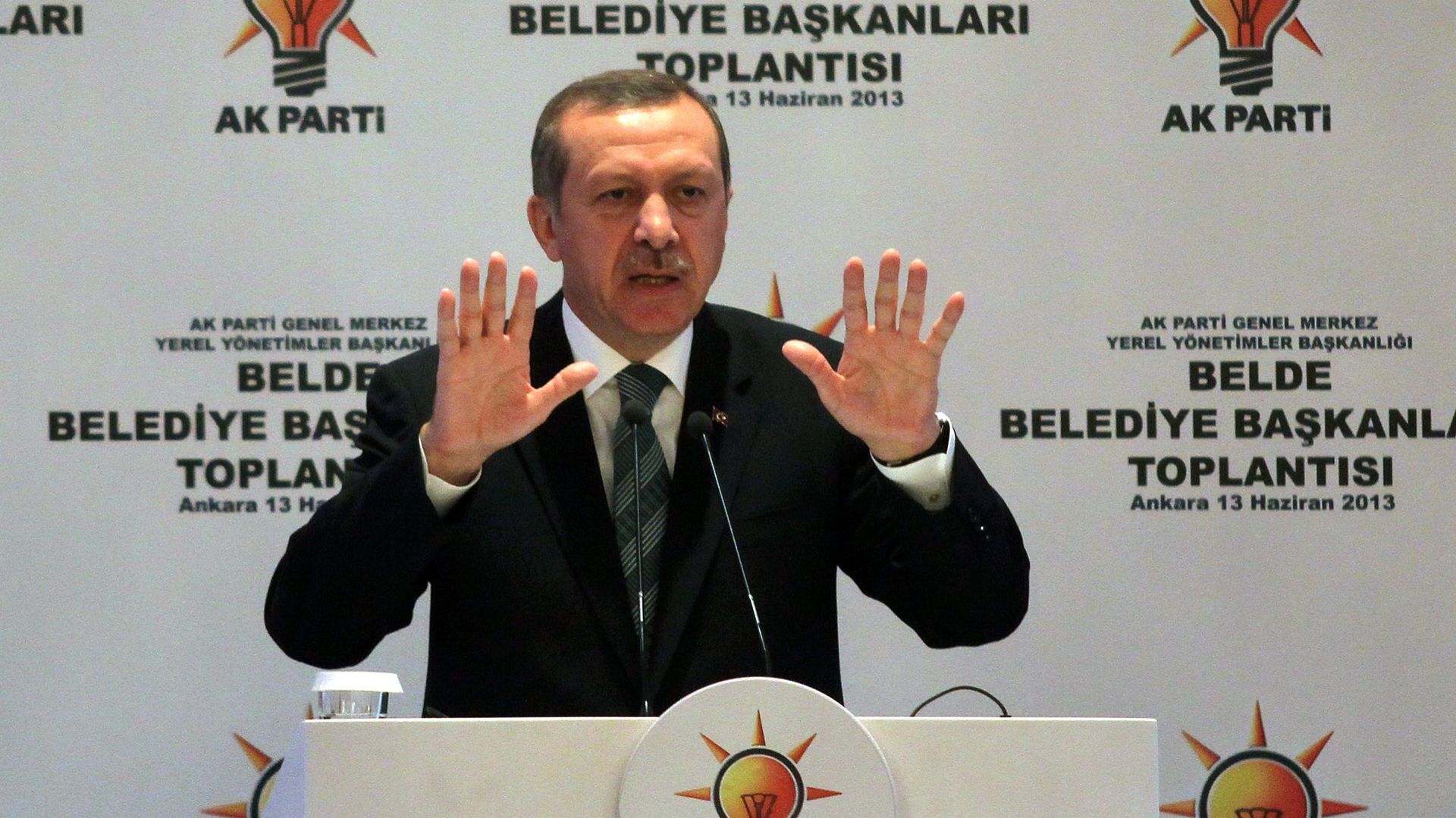 Tayyip Recep Erdogan harangue ses militants et menace les contestataires