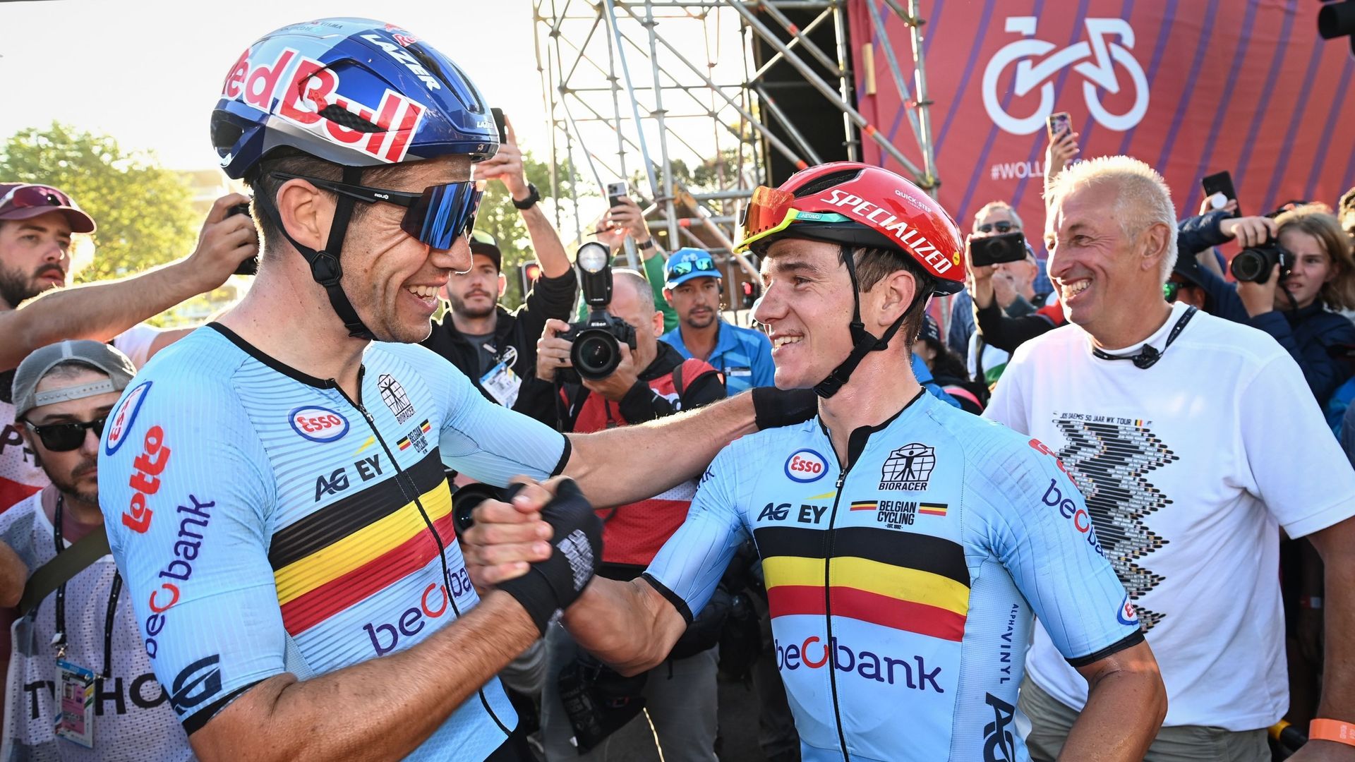 Le Belge Wout van Aert et le Belge Remco Evenepoel célèbrent leur victoire dans la course sur route élite masculine des Championnats du monde de cyclisme sur route UCI 2022, à Wollongong.
