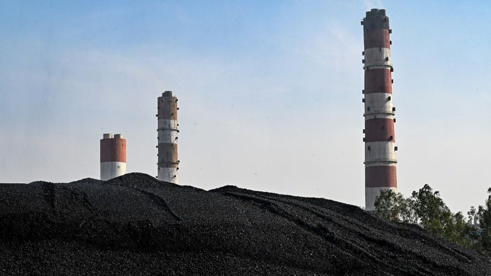 Des terrils de charbon aux abords de la centrale de la National Thermal Power Corporation (NTPC) à Dadri, le 6 avril 2022 en Inde