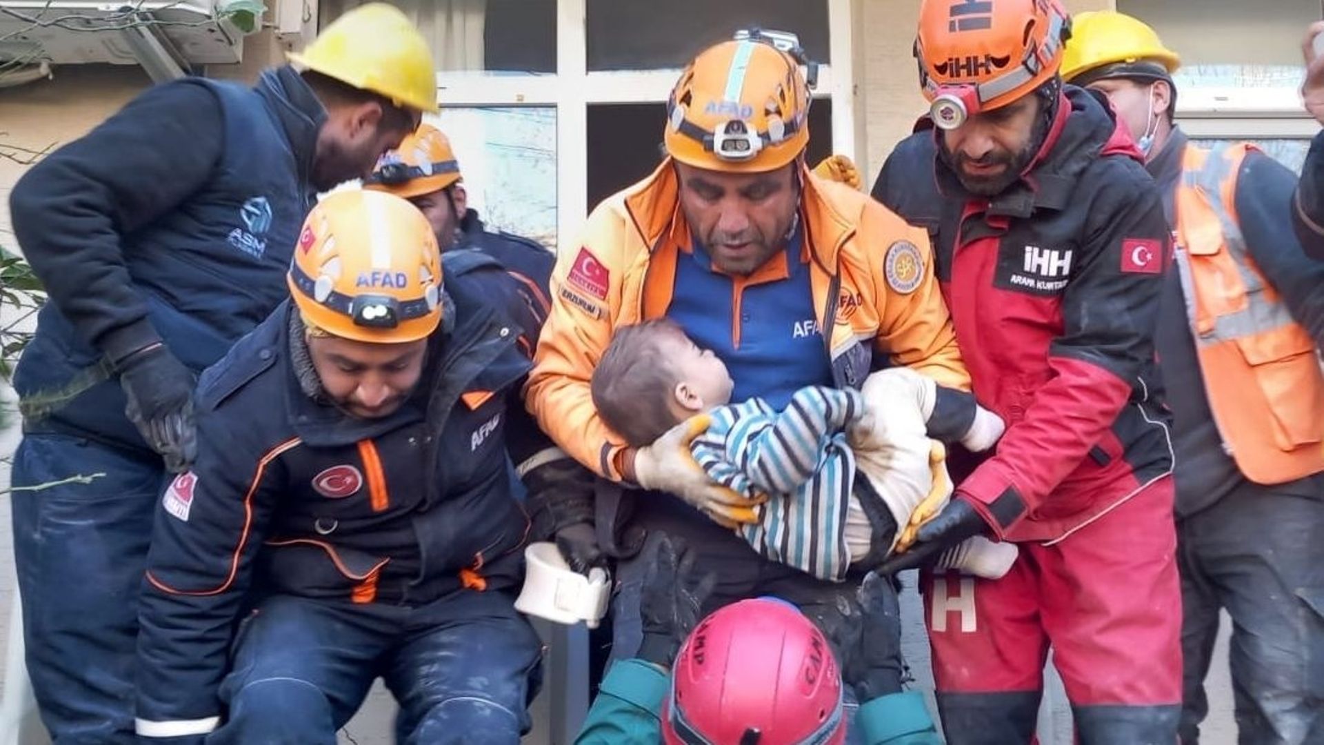 Un bébé de 2 ans secouru sous les décombres après 79 heures de séisme de magnitude 7,7 à Kahramanmaras.
