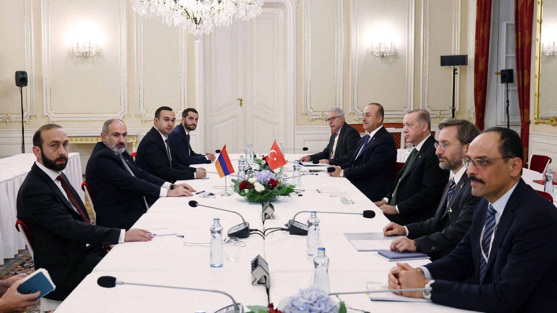 Cette photo prise et publiée par le service de presse présidentiel turc le 6 octobre 2022 montre le président turc Recep Tayyip Erdogan rencontrant le Premier ministre arménien Nikol Pashinyan lors de la première réunion de la Communauté politique europée