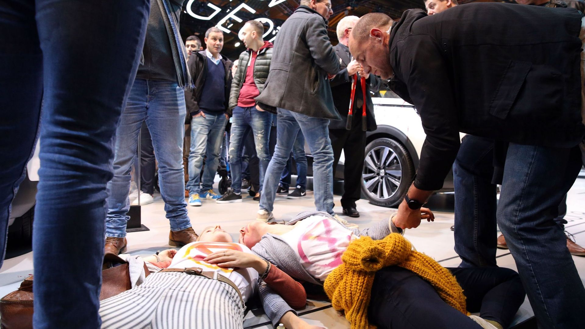 Salon de l'auto: des militants d'Extinction Rebellion s'enchainent aux volants et taguent des voitures avec du sang
