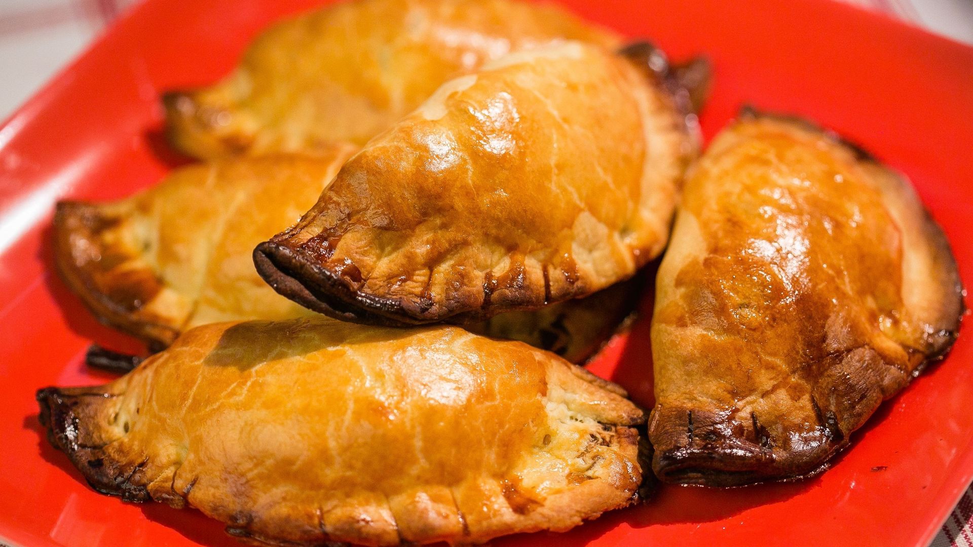 Empanadas de poulet et poivron vert et roulade de porc farcie au speck
