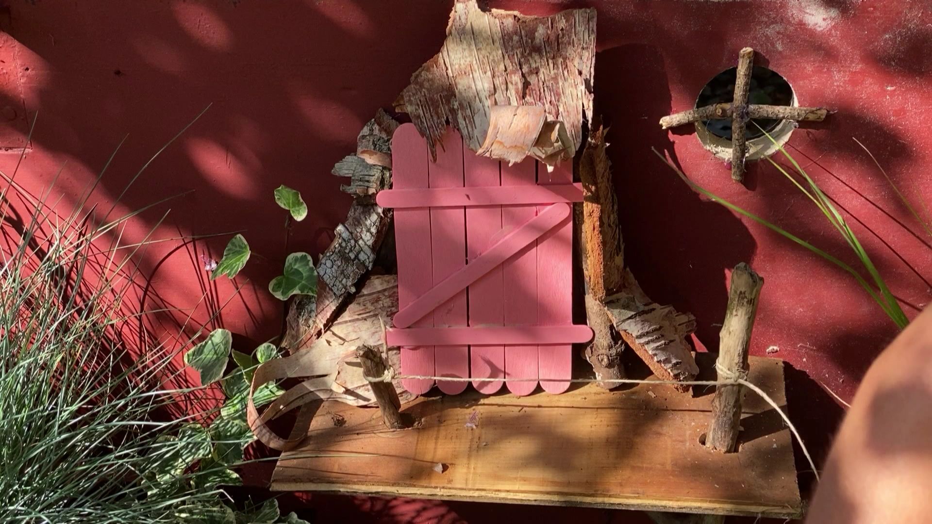 Petite cabane, la porte et la petite fenêtre