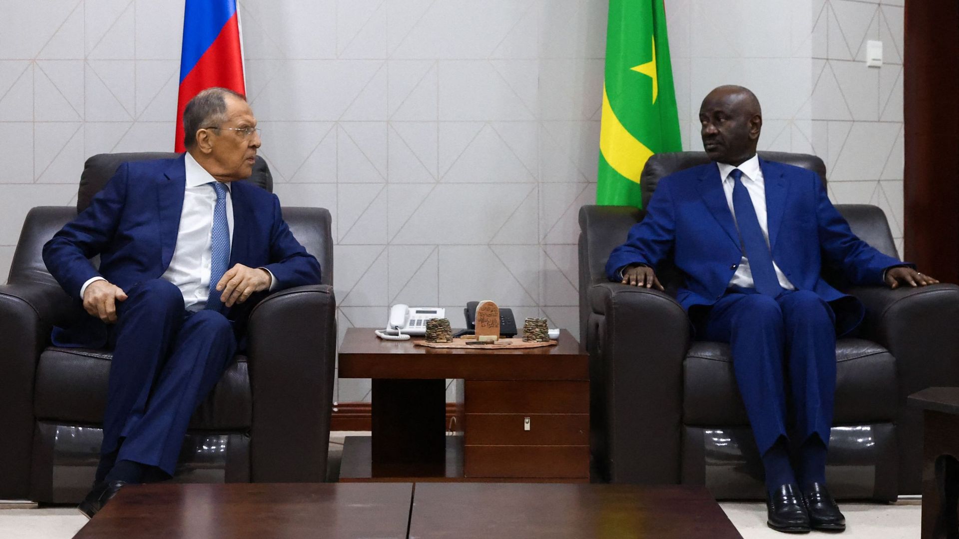 Sergei Lavrov et le ministre mauritanien des Affaires étrangères Mohamed Salem Ould Marzouk à Nouakchott le 8 février.