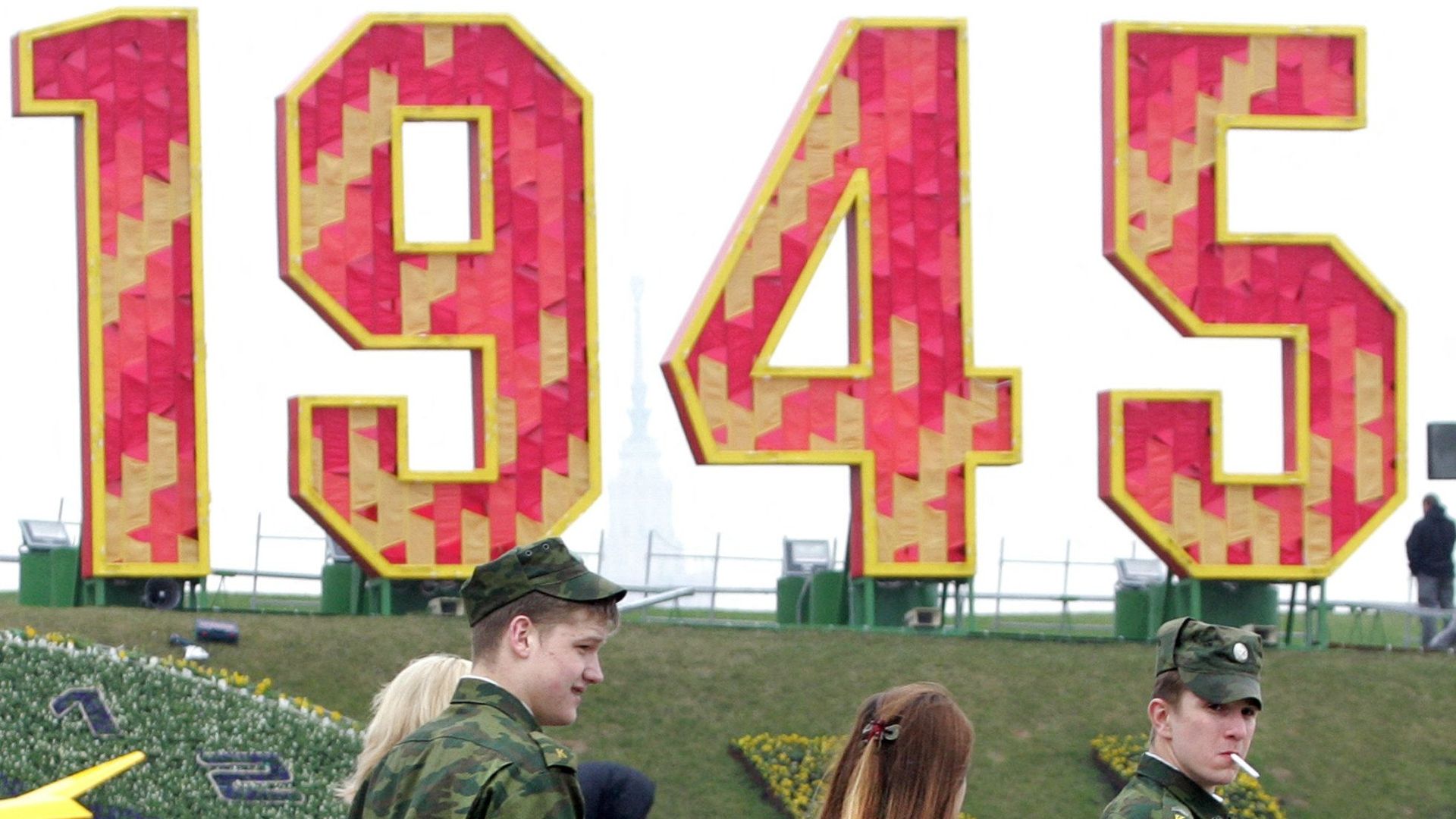 Des soldats russes devant un monument évoquant 1945 à Moscou, au moment des commémorations des 60 ans de la fin de la Deuxième Guerre mondiale en mai 2005.