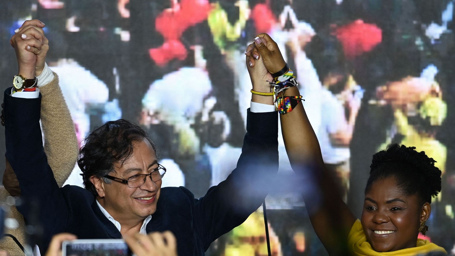 Le candidat présidentiel colombien de la coalition du Pacte historique Gustavo Petro (à gauche) et sa colistière Francia Marquez (à droite) célèbrent au siège du parti, à Bogota, le 29 mai 2022.