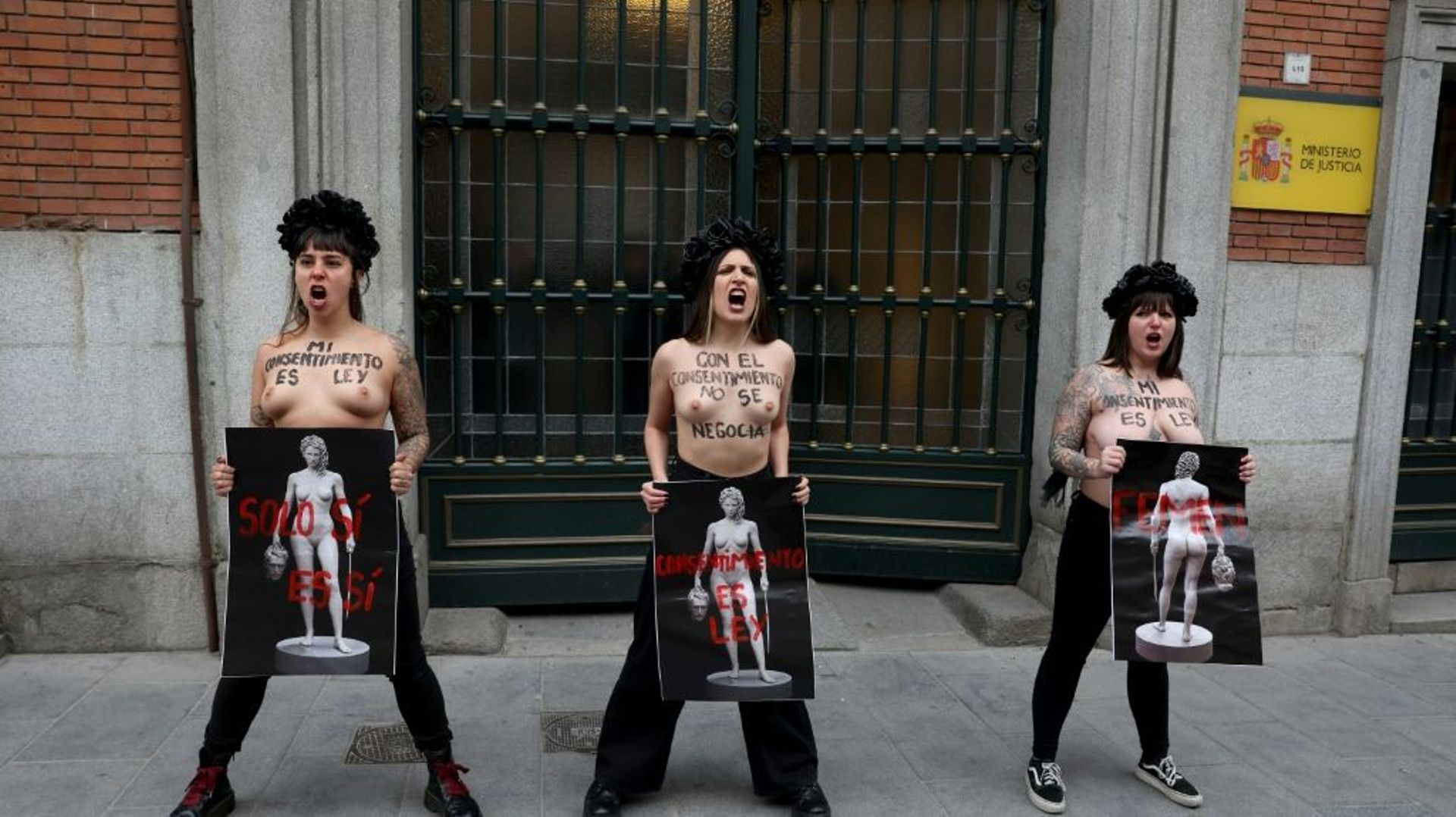 Des militantes des Femen manifestent contre les violences faites aux femmes devant le ministère de l'Egalité à Madrid, le 8 février 2019