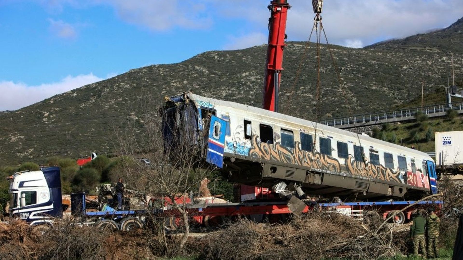 Des équipes techniques retirent un wagon du site de la collision entre deux trains, le 3 mars 2023 près de Larissa, en Grèce