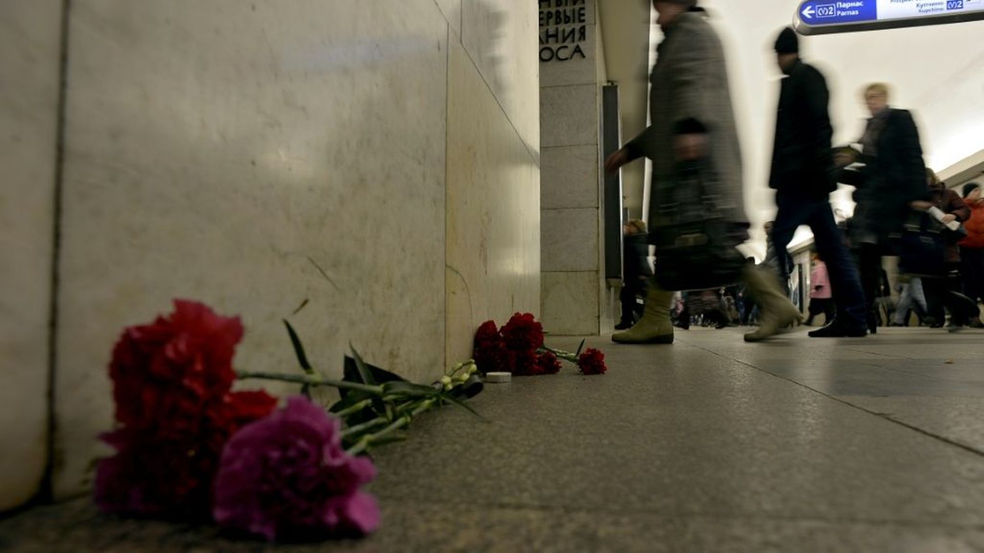 Des fleurs déposées en hommage aux victimes de l'attentat du métro de Saint-Pétersbourg, dans la station de l'Institut Technologique, le 4 avril 2017