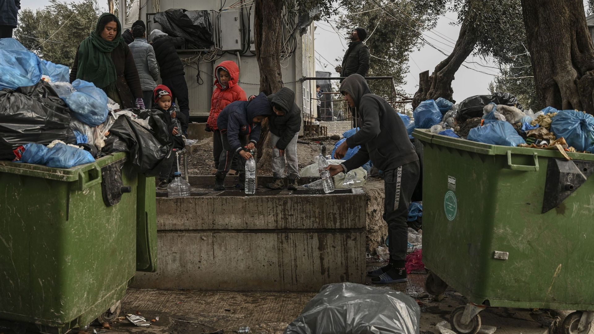 Le point d'eau près des poubelles, au camp de réfugiés de Moria, Lesbos