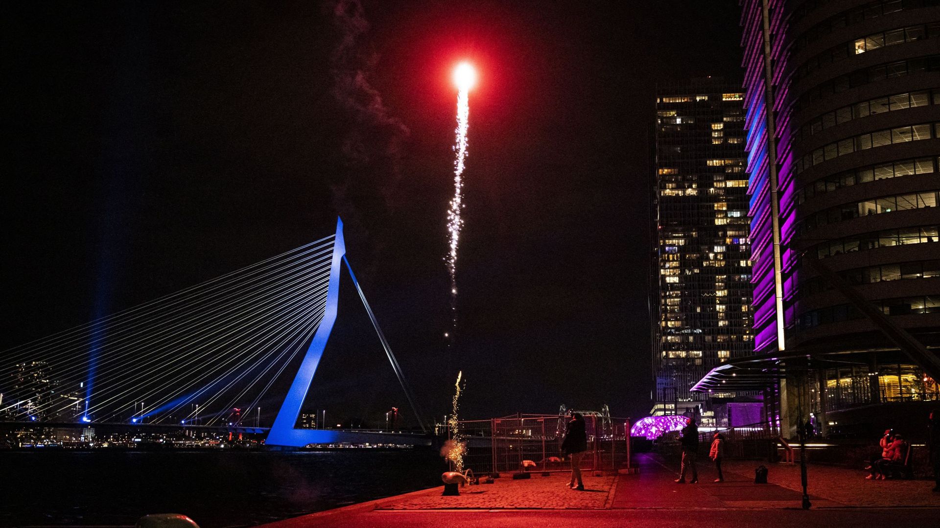 Des slogans racistes projetés sur un pont de Rotterdam lors des festivités  du Nouvel An - RTBF Actus