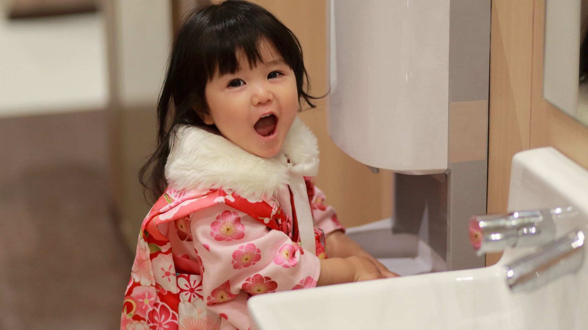 Au Japon, des éviers et des sèche-mains à hauteur d’enfants, c’est courant.