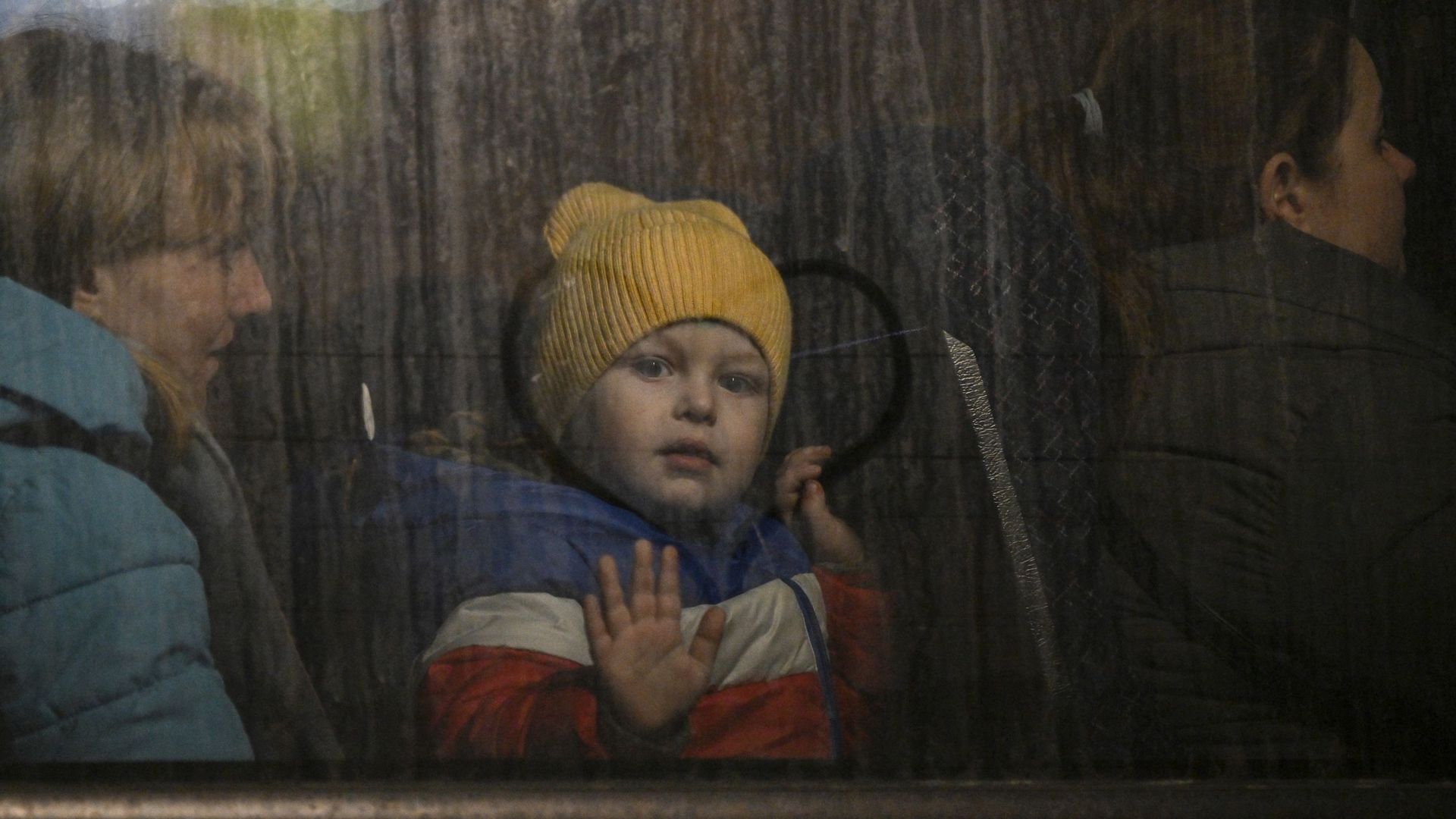 Un enfant a dessiné un cœur sur la vitre du car venu d’Ukraine qui arrive sur le sol polonais. Le 14 mars 2022.