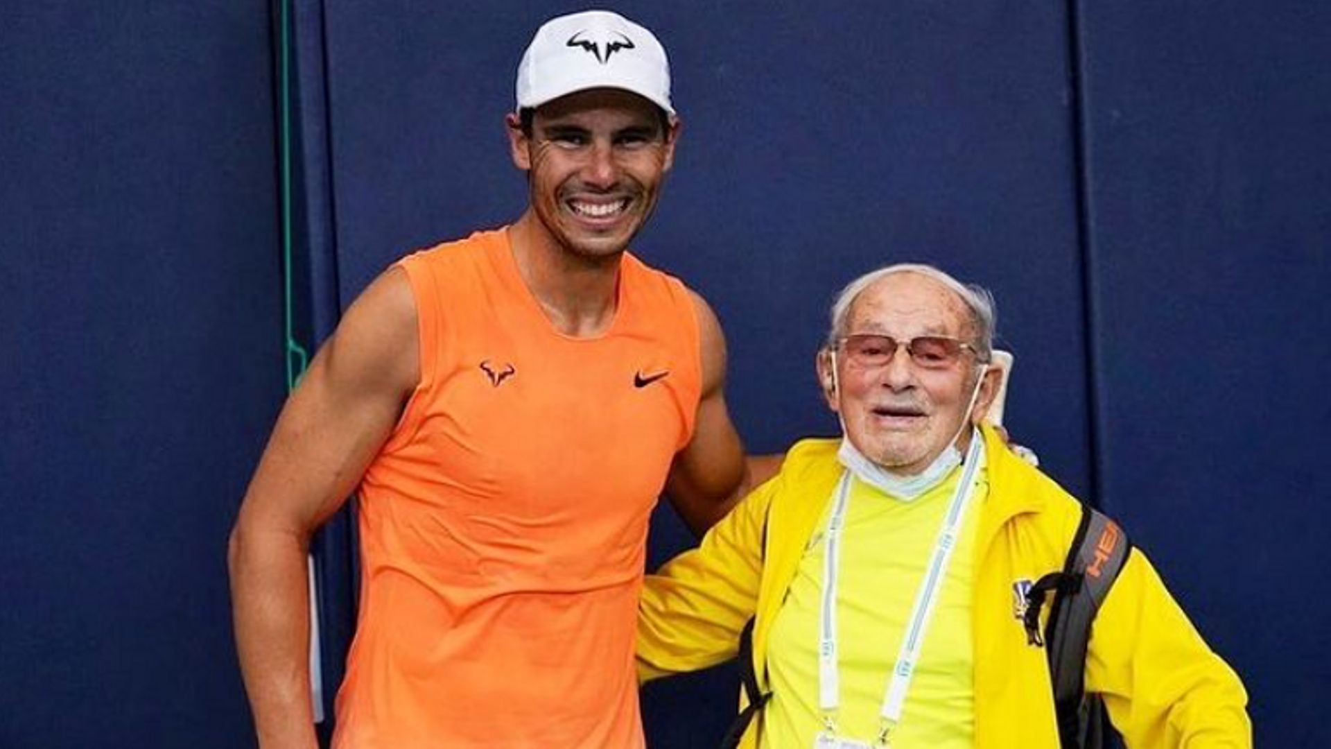 Rafael Nadal pose avec le plus vieux joueur ITF au monde.