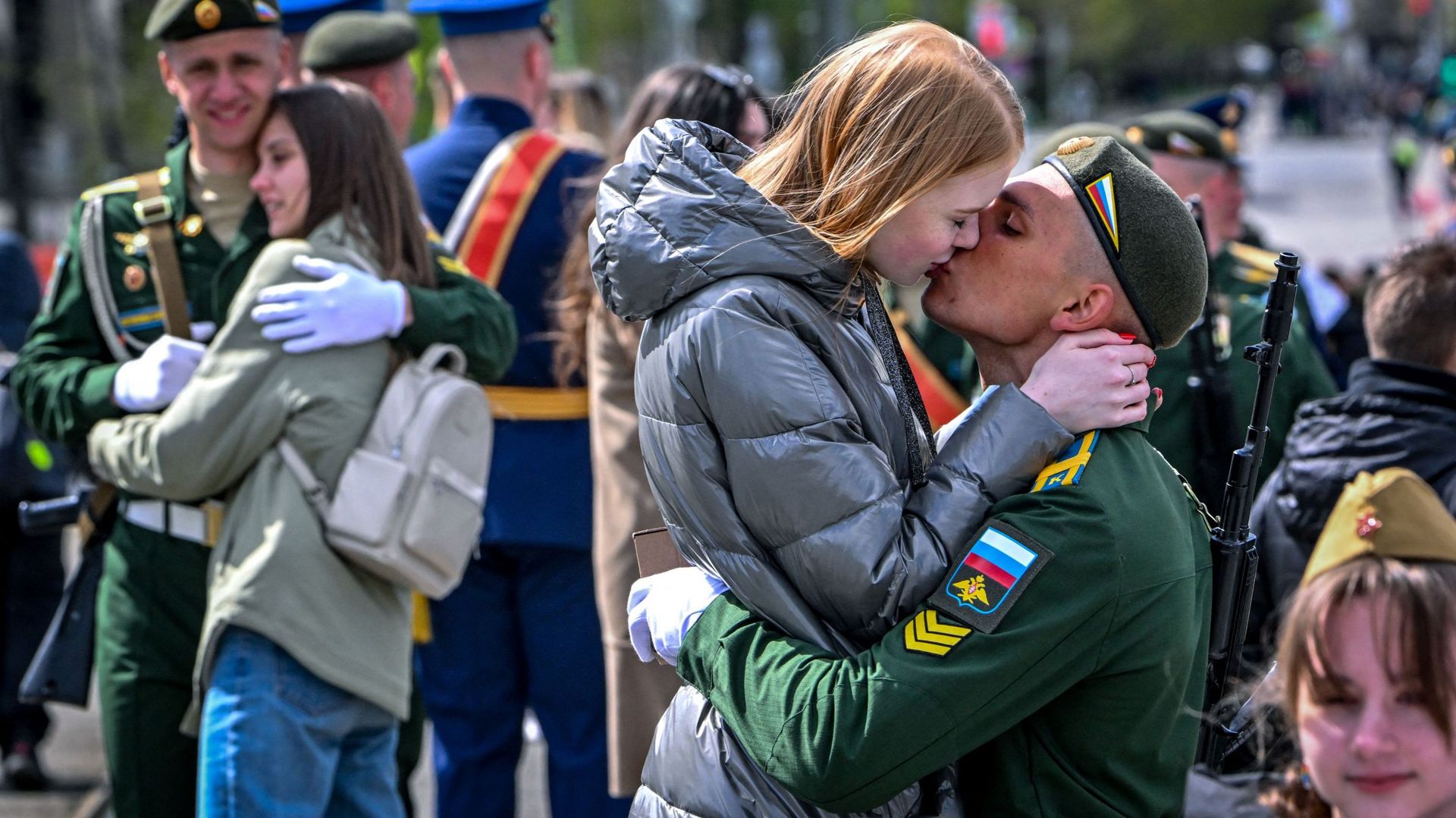 Un militaire russe embrasse sa petite amie après avoir participé au défilé militaire. 