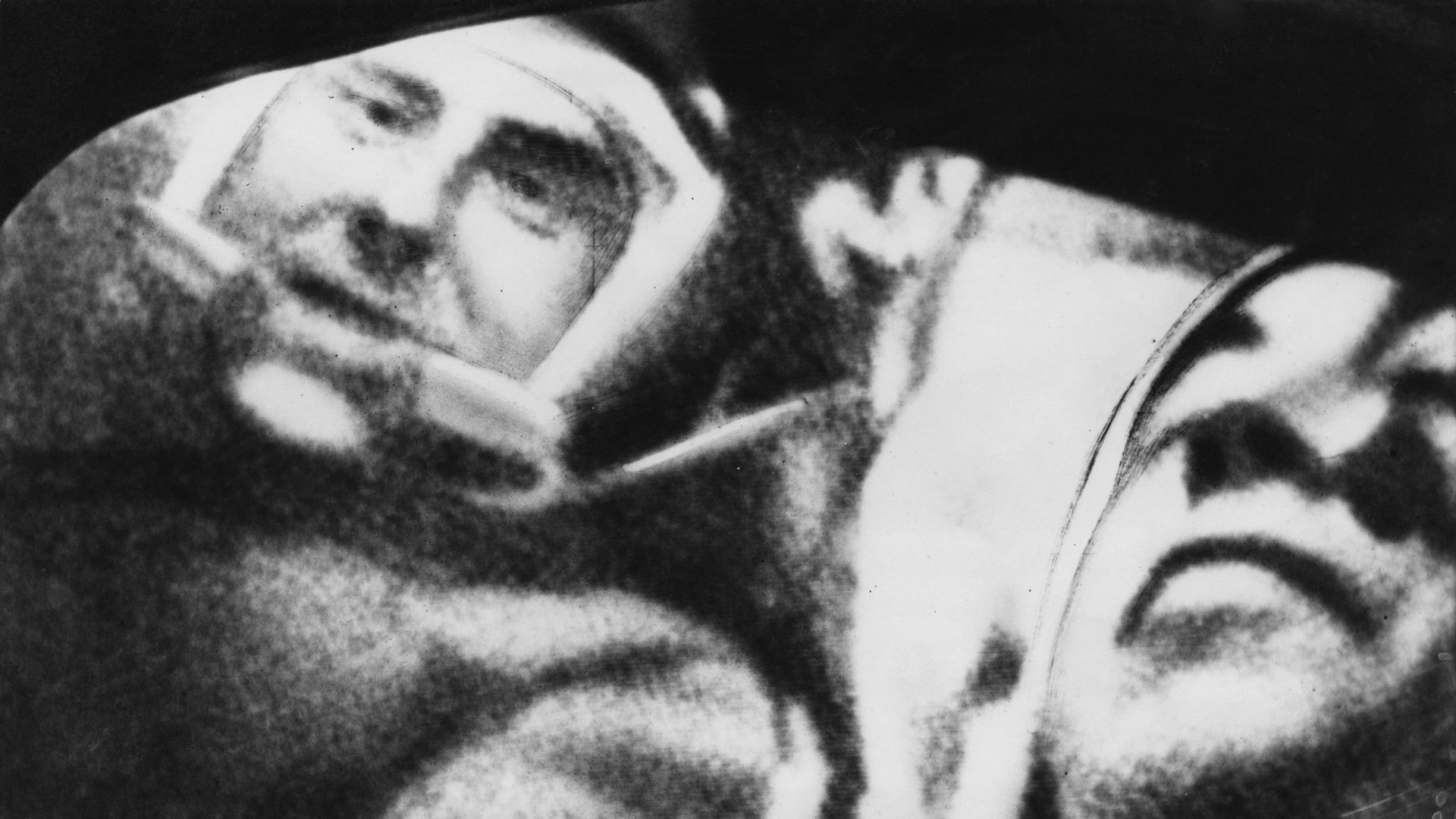 Les cosmonautes russes Komarov et Feoktistov lors d’un vol spatial dans le Voskhod 1, le 13 octobre 1964
