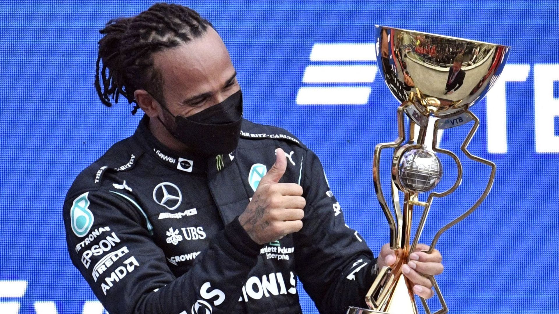 Lewis Hamilton savoure sa victoire en Russie
