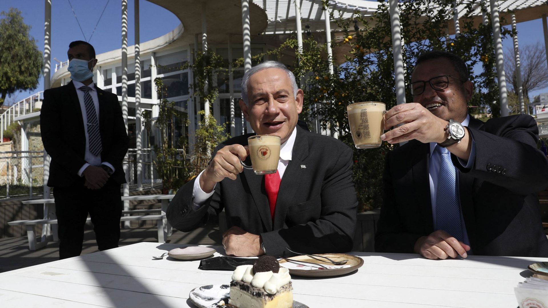 Le Premier ministre israelien Benjamin Netanyahu (à gauche) et le maire de Jérusalem Moshe Lion visitent un restaurant nouvellement rouvert à Jérusalem le 7 mars 2021.