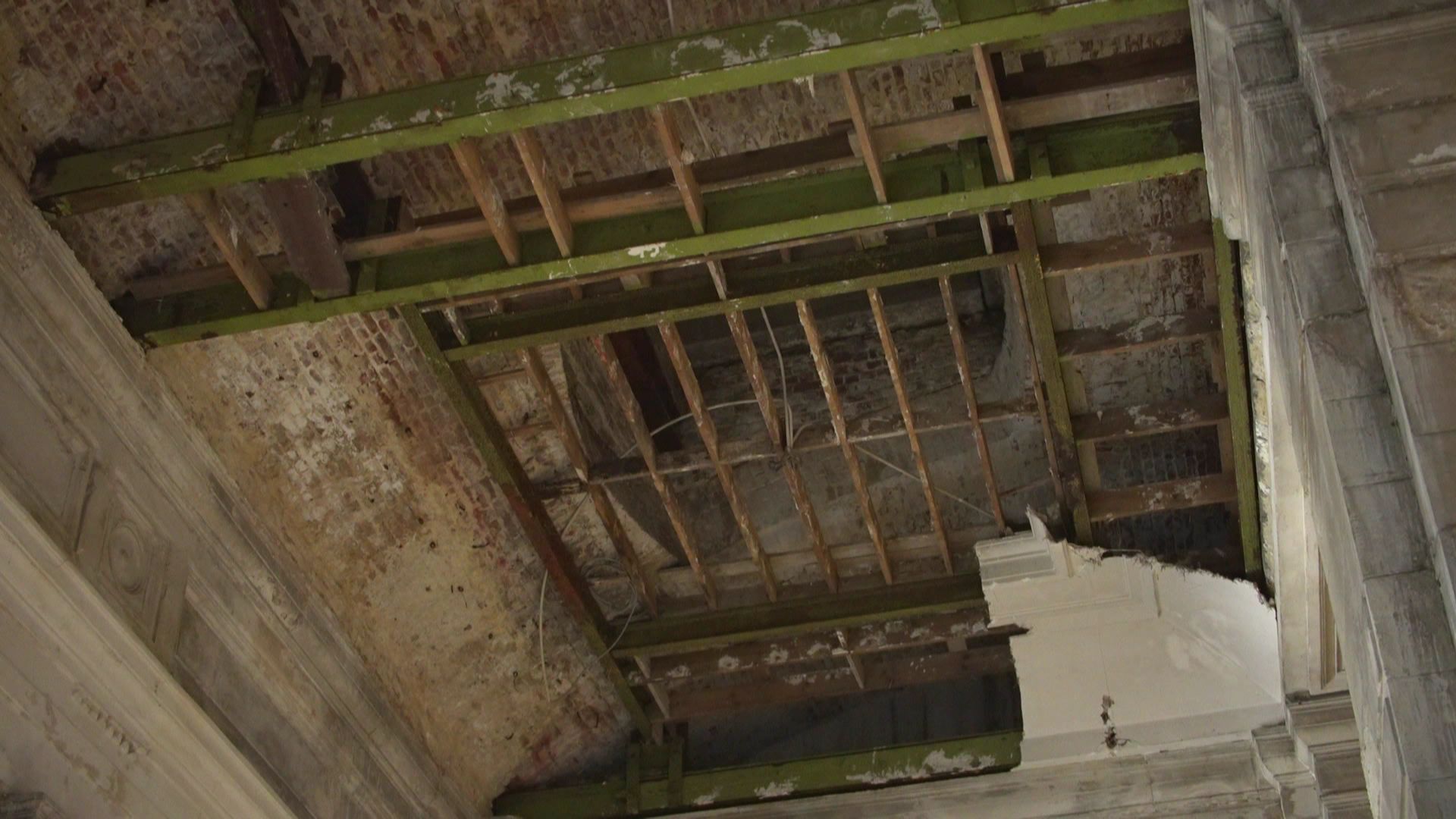 Le plafond de l’entrée monumentale, côté Marolles, effondré à cause des infiltrations