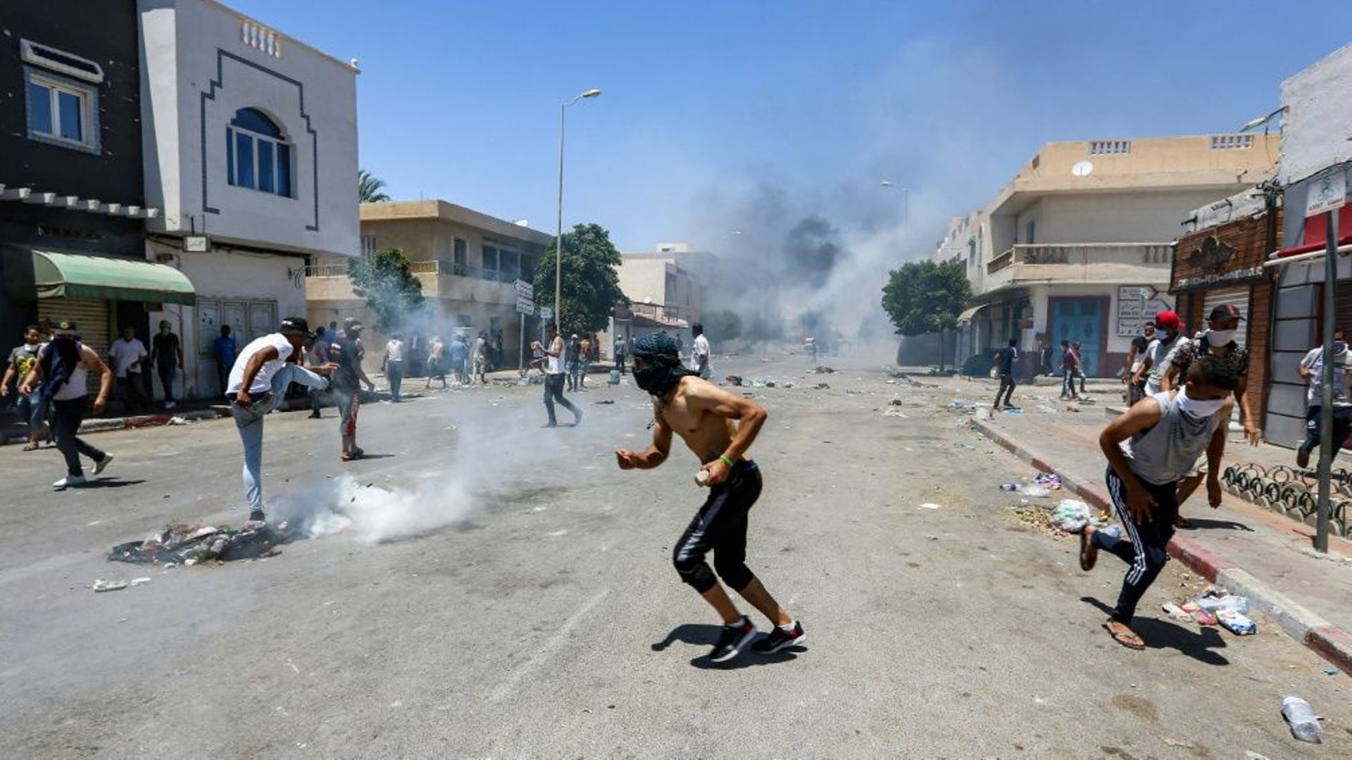 Des protestataires à Tataouine s’affrontent avec les forces de sécurité qui tiraient des gaz lacrymogènes lors d'une manifestation pour l'emploi dans cette ville marginalisée du sud tunisien le 21 juin 2020