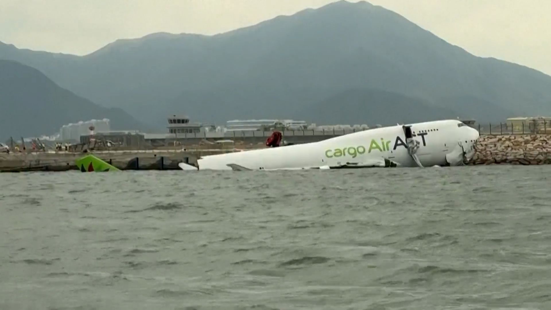 Un avion-cargo quitte la piste à Hong Kong : deux morts
