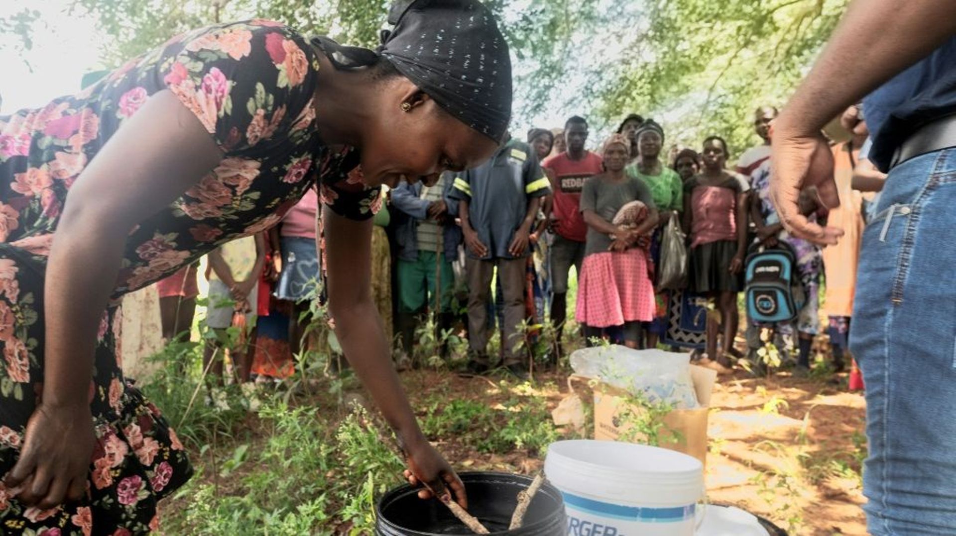 Les villageois de Mekemeke, au bord de la rivière Mhlambanyatsi, apprennent à purifier l'eau avec du chlore, pour prévenir les épidémies de choléra, le 16 février 2023