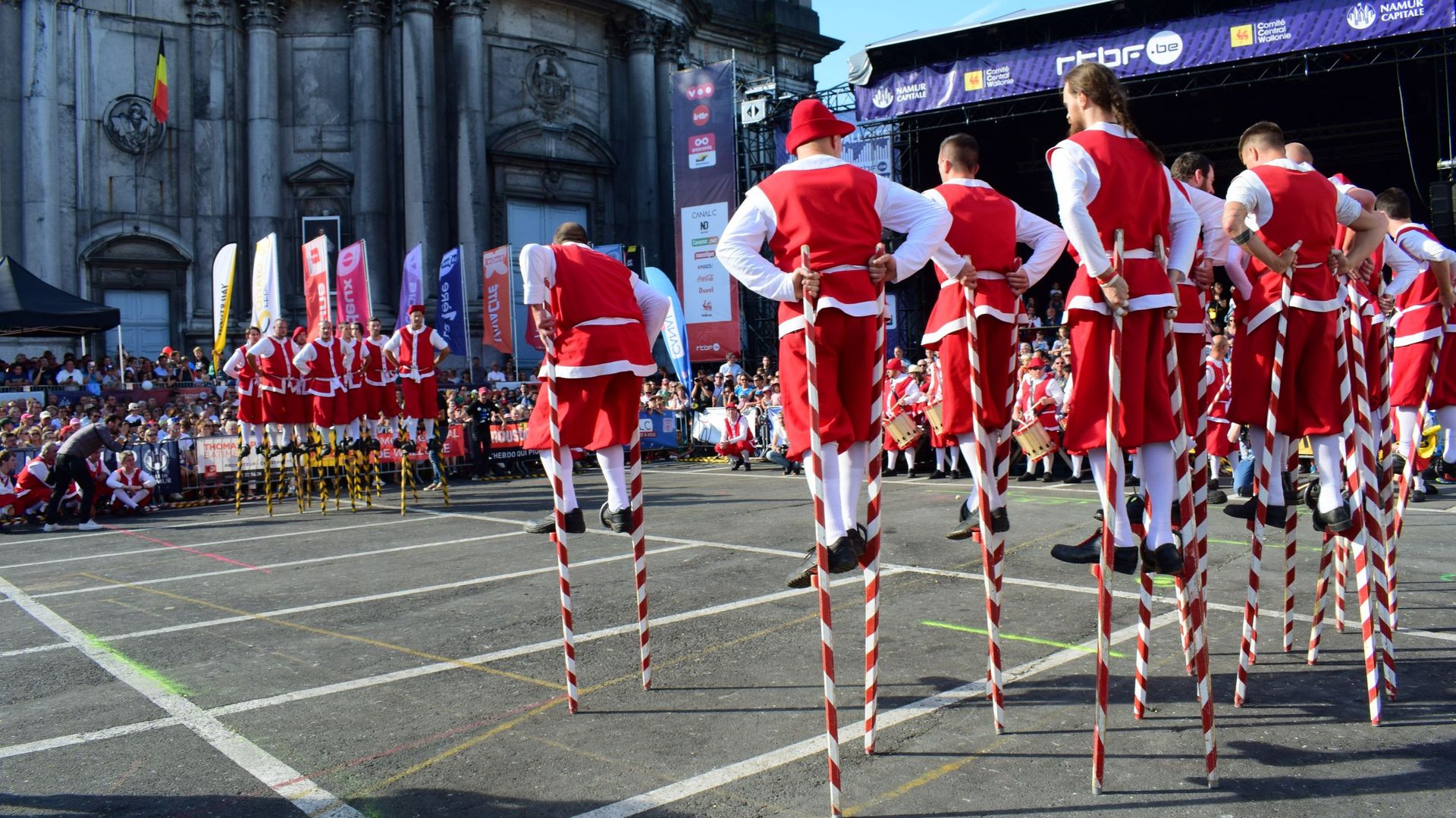 Qui sera le meilleur échasseur ? Suivez en direct la Joute de l’Echasse d'Or lors des Fêtes de Wallonie à Namur